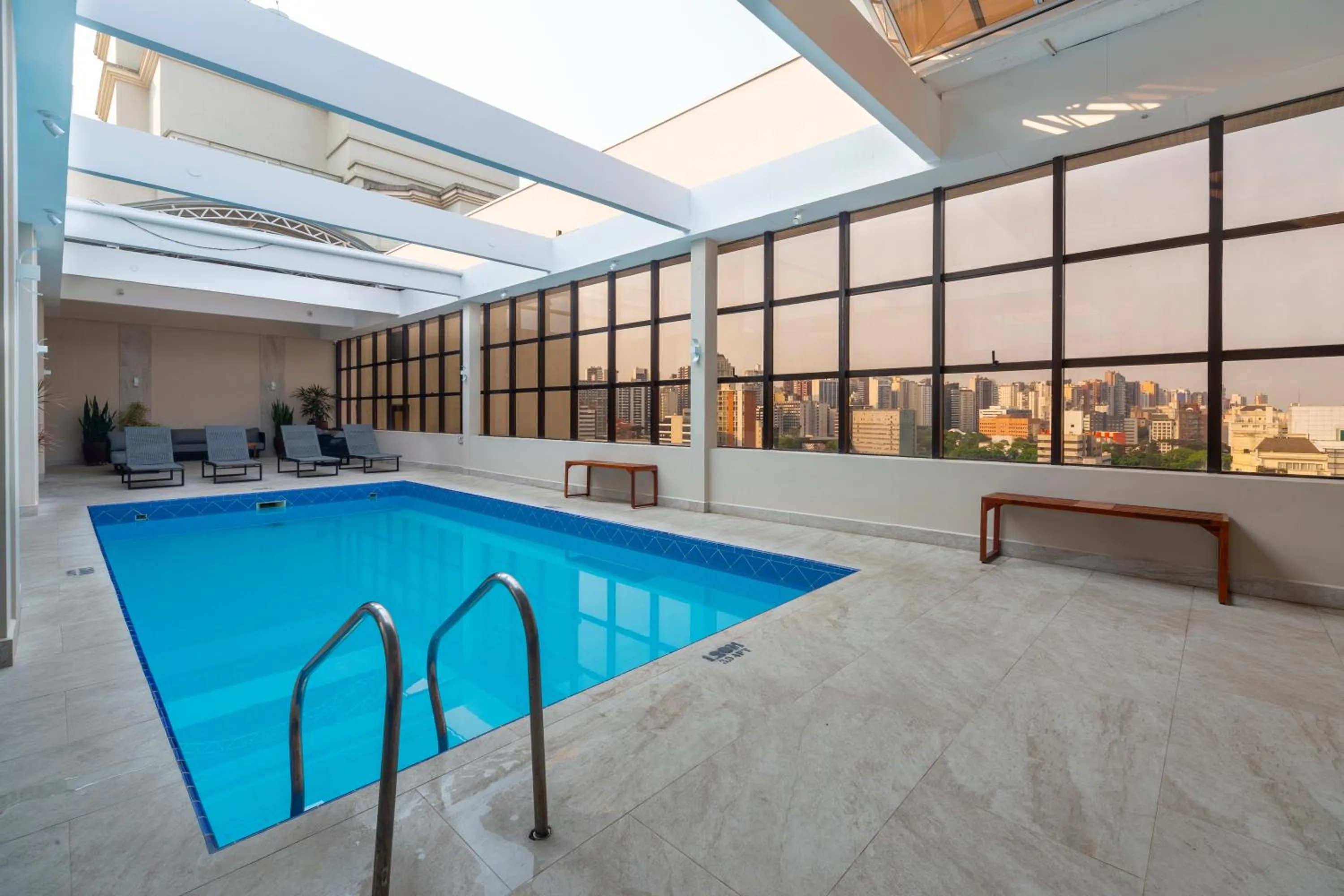 Swimming pool in Mercure Curitiba Golden