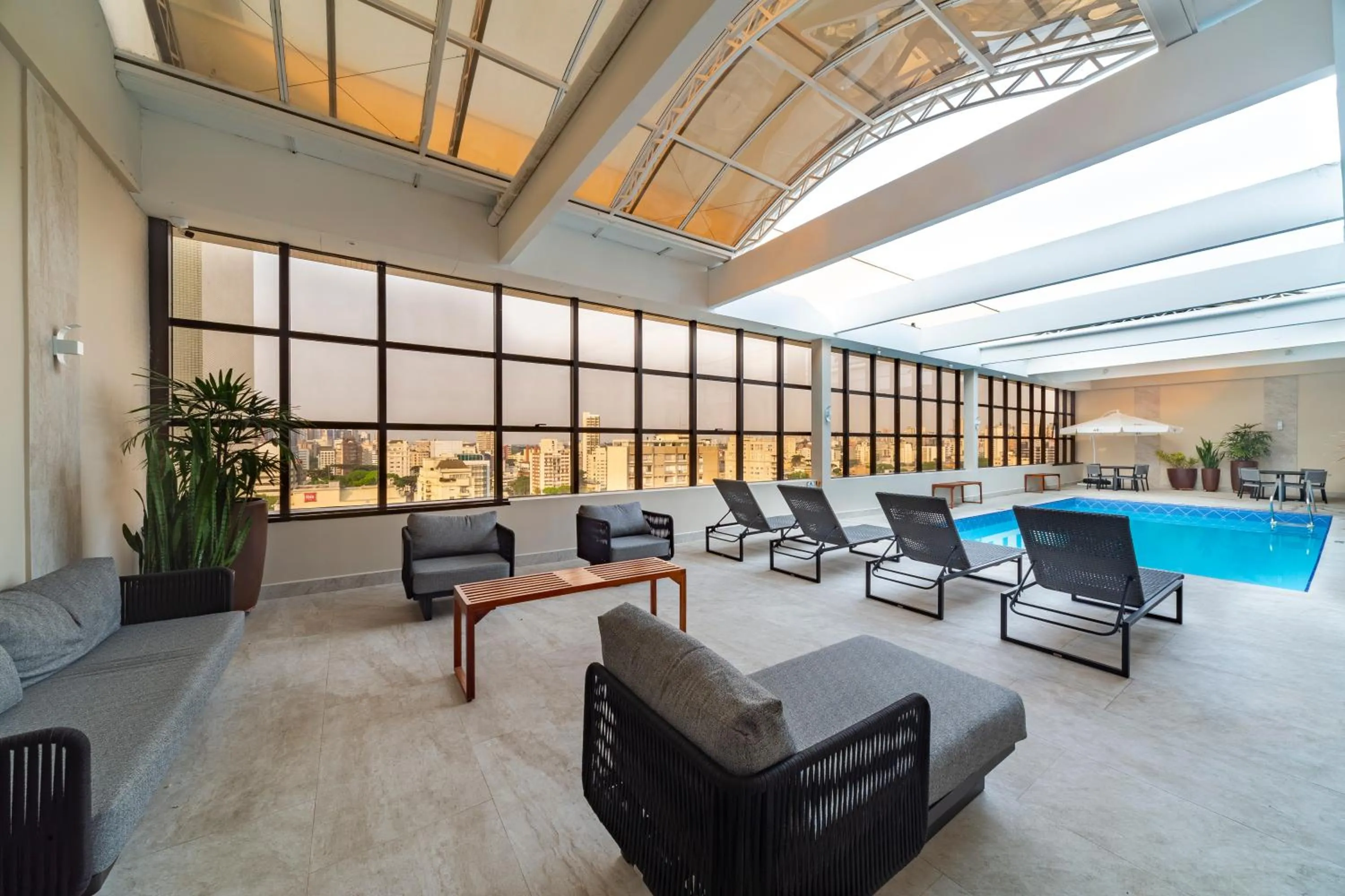 Swimming pool in Mercure Curitiba Golden