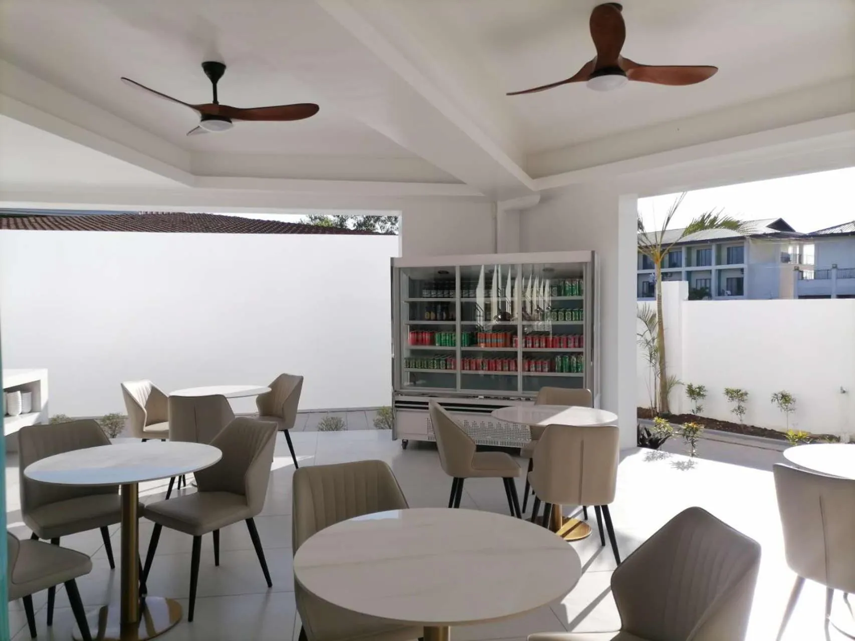 Restaurant/places to eat in Willander Resort