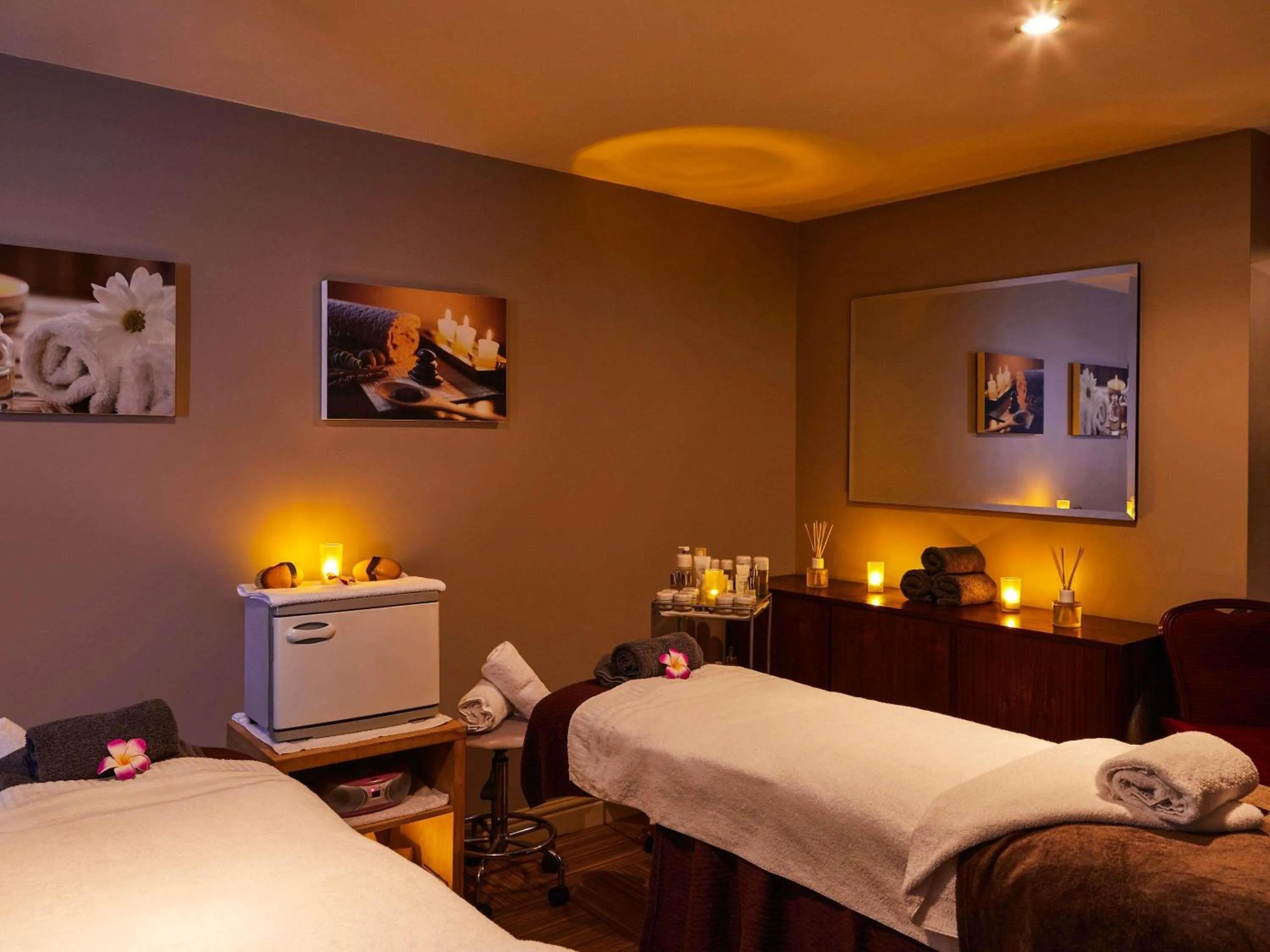 Spa and wellness centre/facilities, Bed in Mercure Barnsley Tankersley Manor Hotel