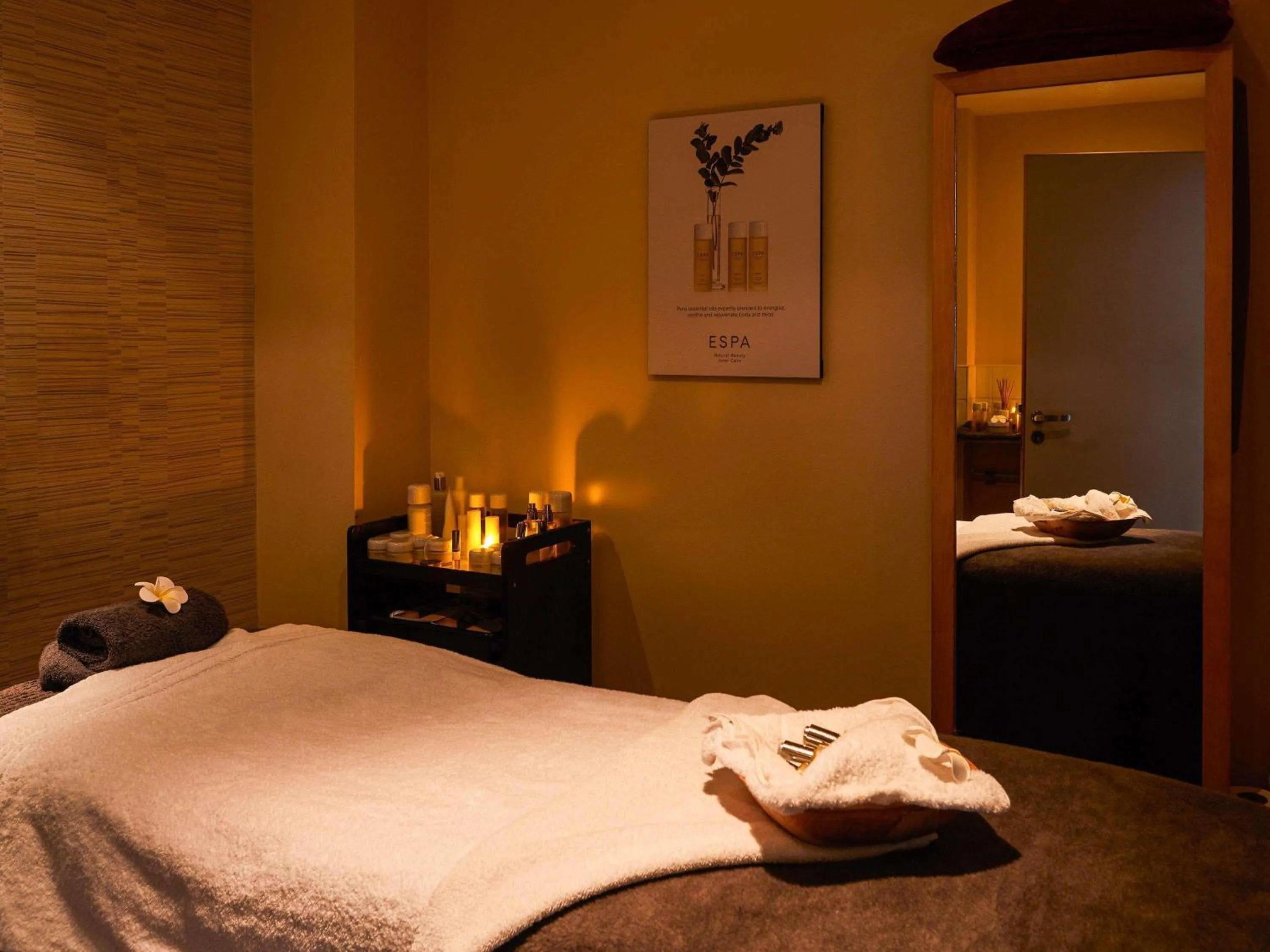 Spa and wellness centre/facilities, Bed in Mercure Barnsley Tankersley Manor Hotel