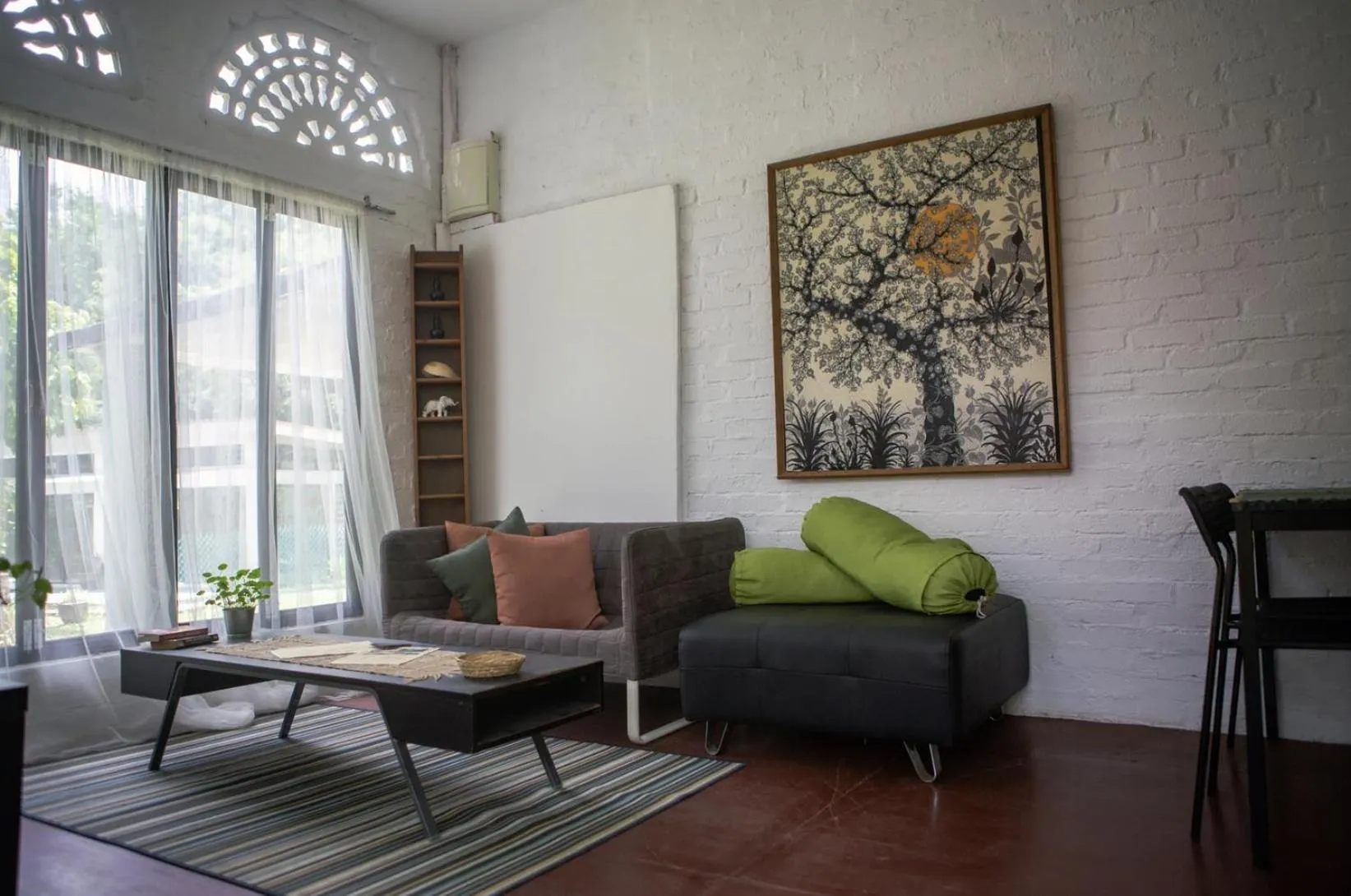 Living room in Rouhi Retreats By Doulos