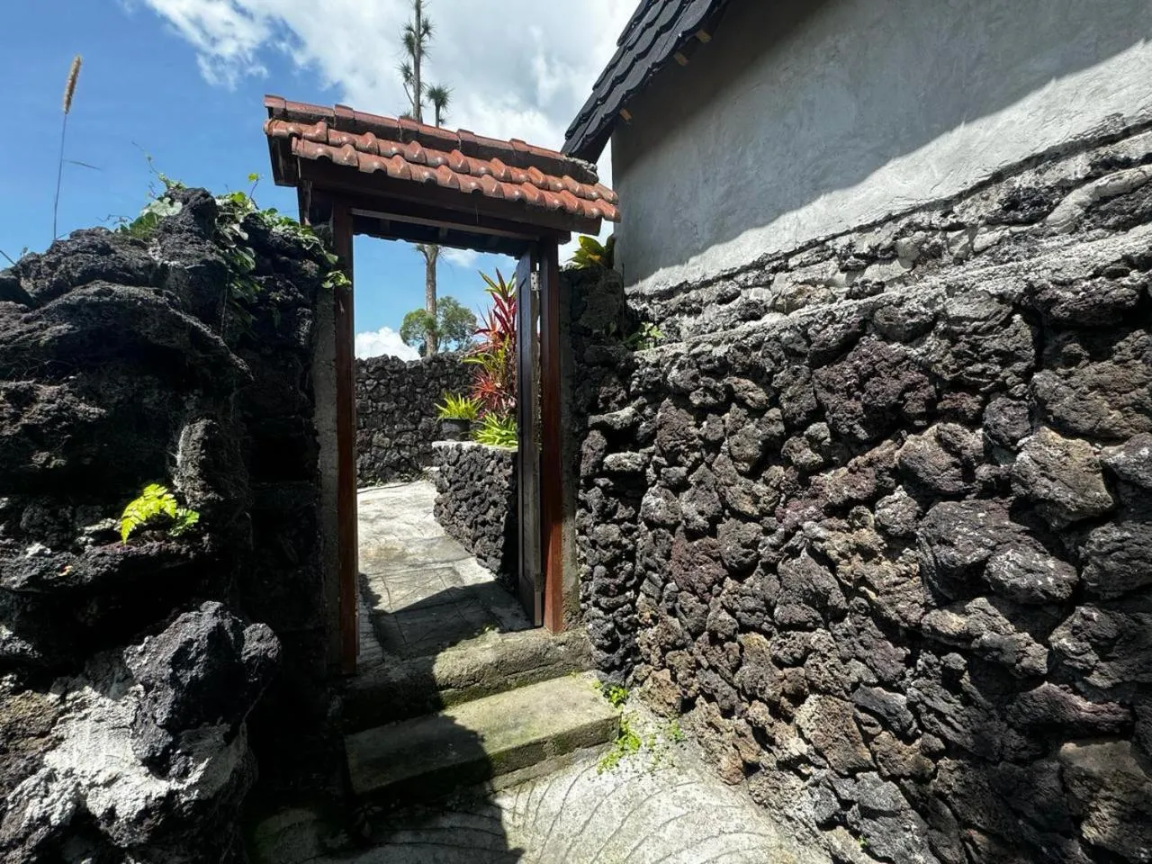 Facade/entrance in Belvilla Break Coffee Kintamani