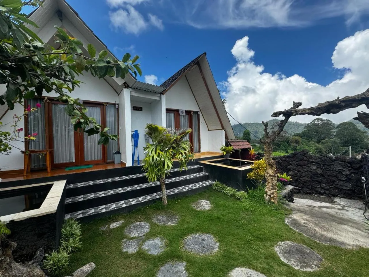 Facade/entrance in Belvilla Break Coffee Kintamani