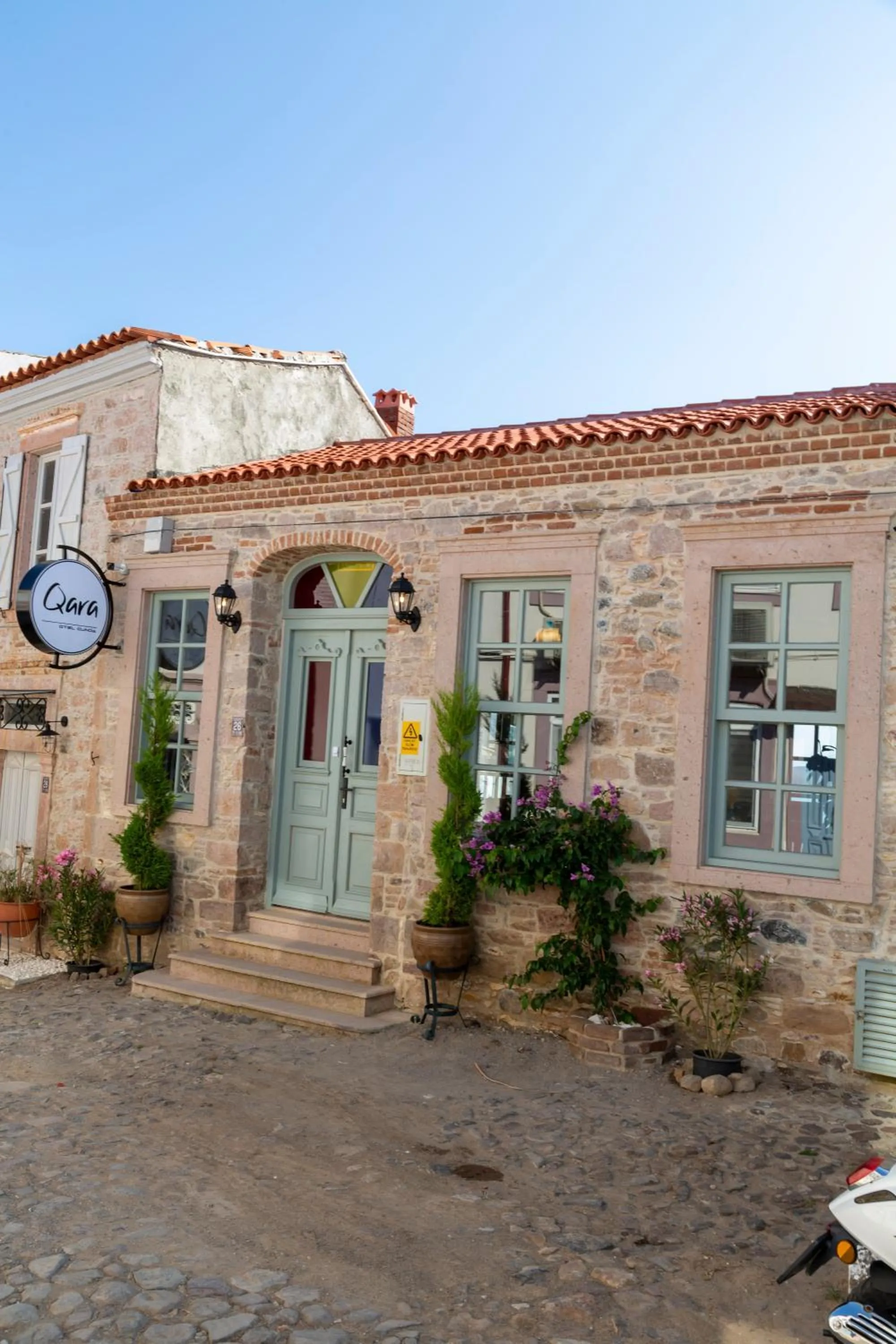 Property building in Qara Otel