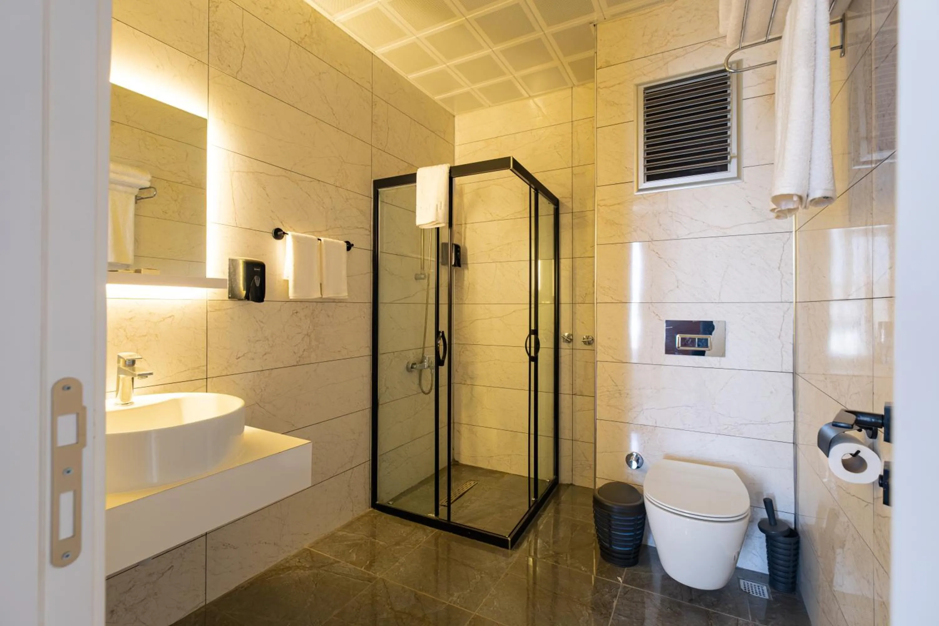 Bathroom in Hipodrom Hotel