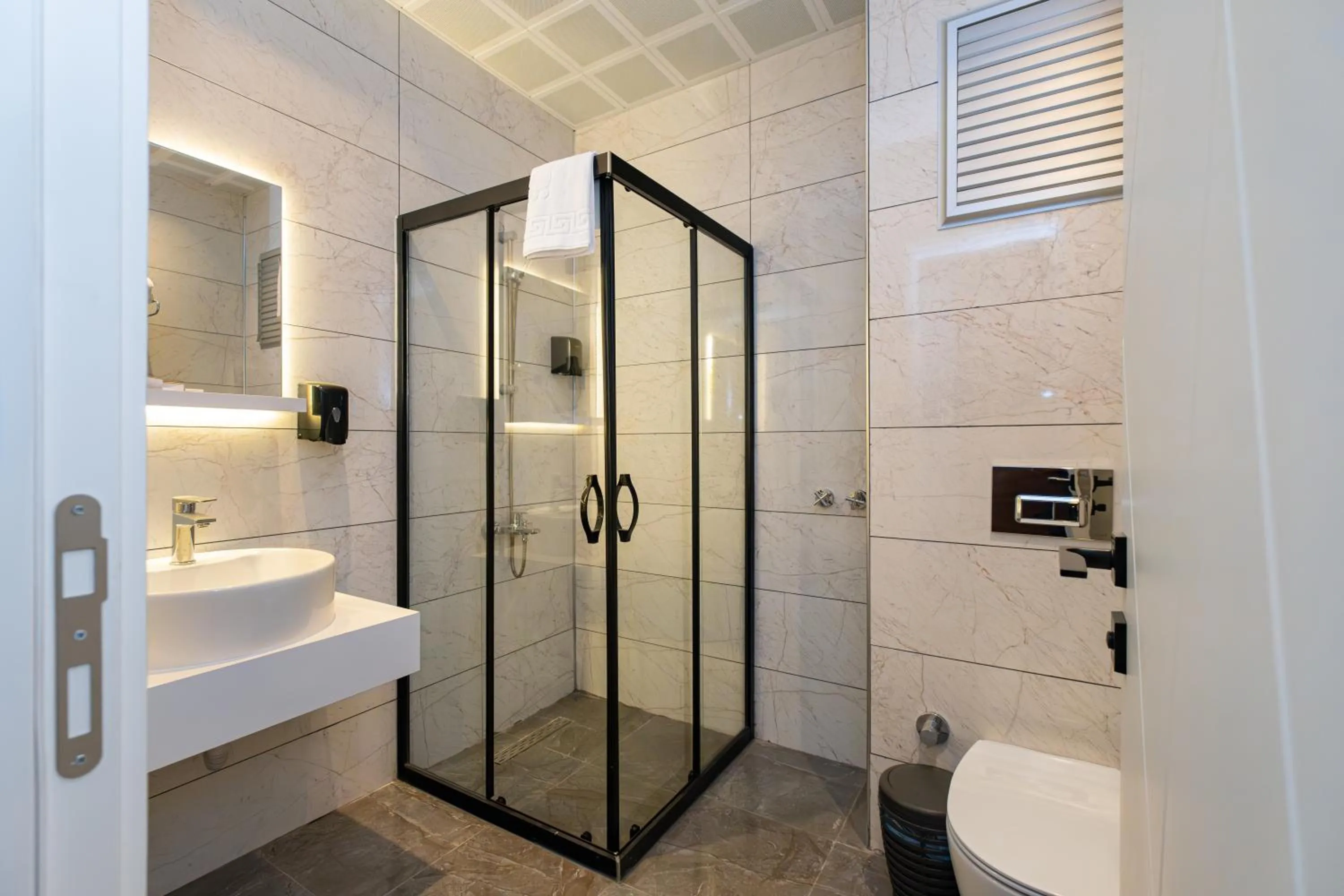 Bathroom in Hipodrom Hotel