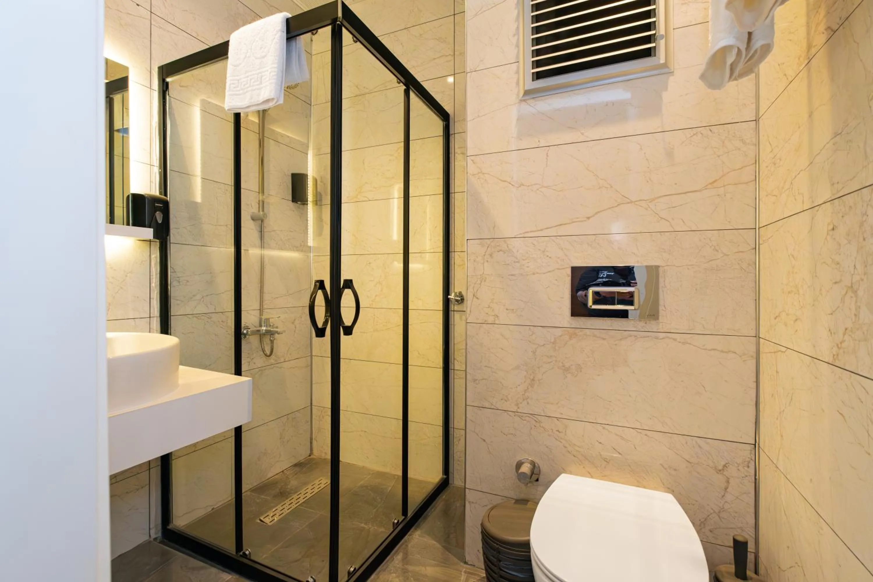 Shower in Hipodrom Hotel
