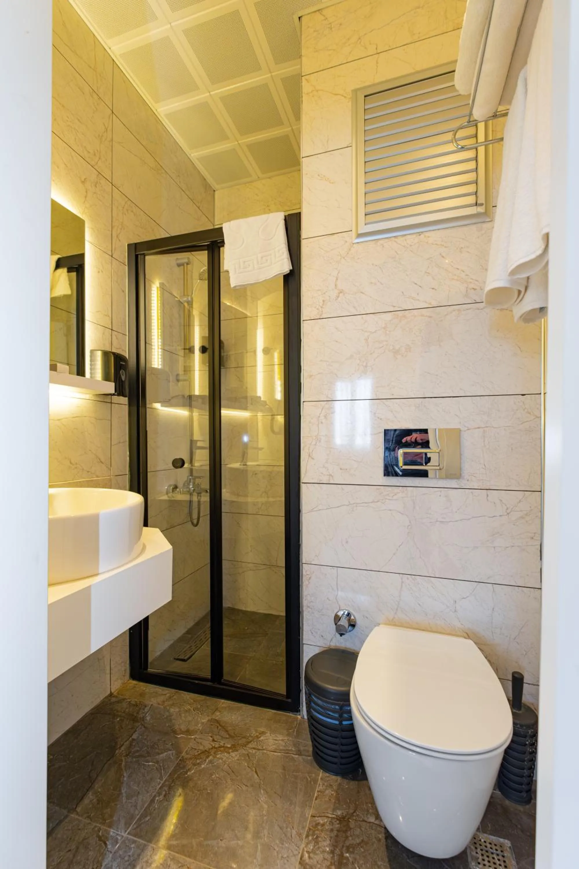 Bathroom in Hipodrom Hotel