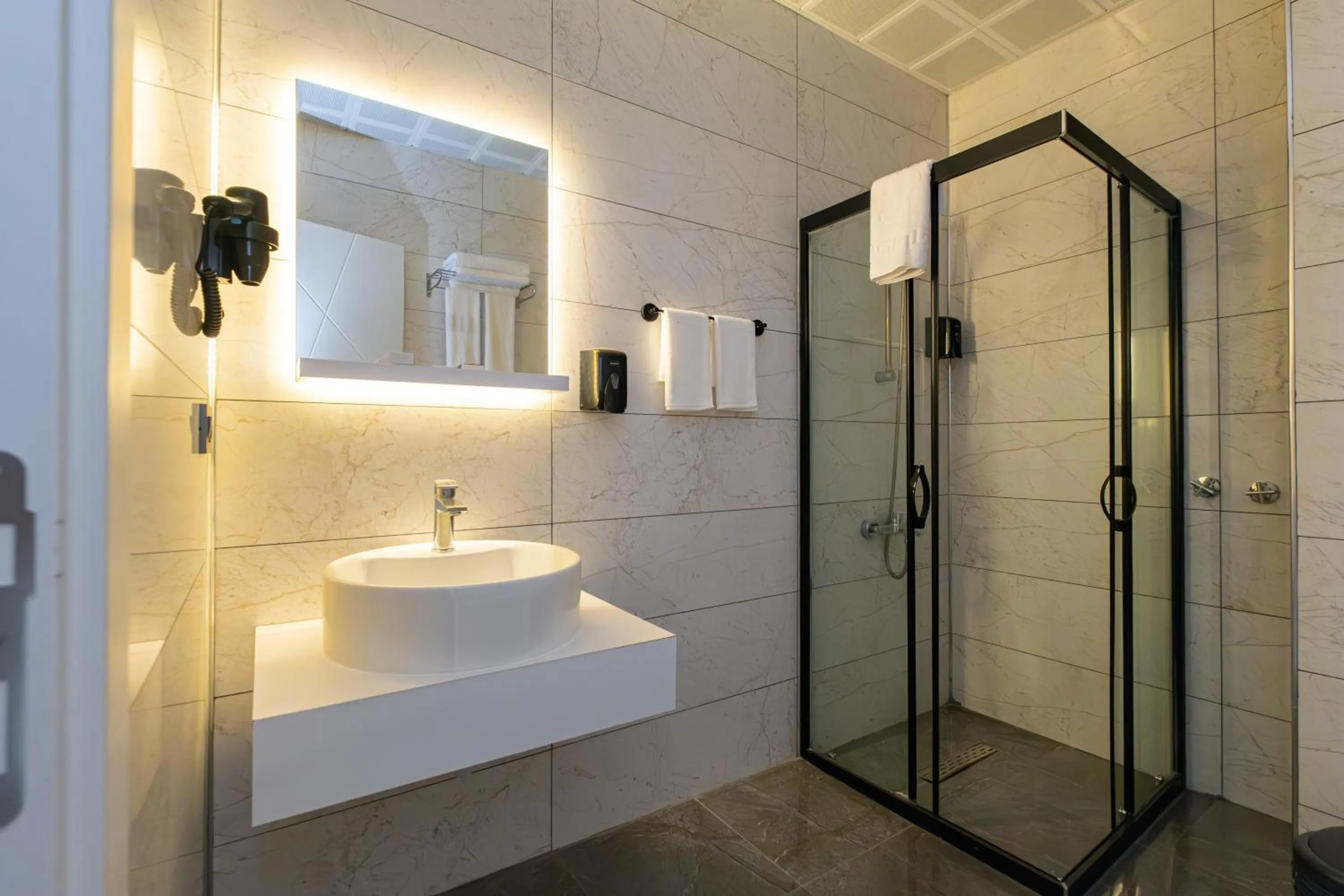 Shower in Hipodrom Hotel