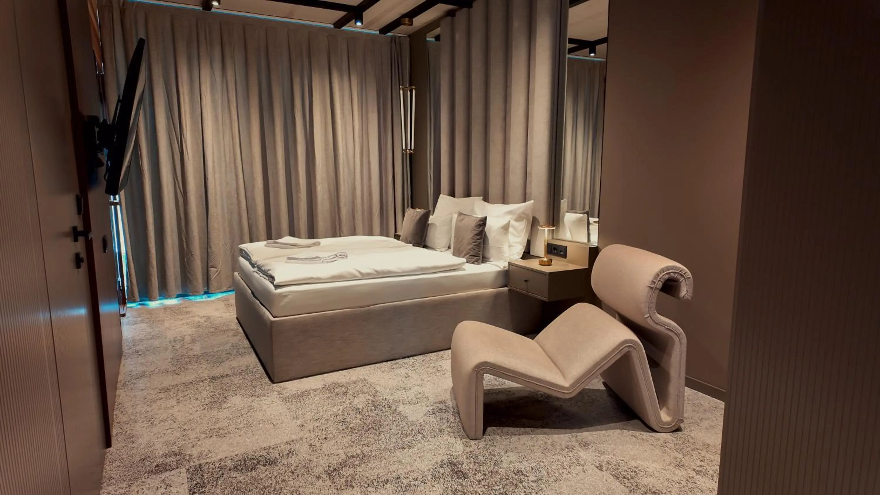 Bed in Bellman Hotel