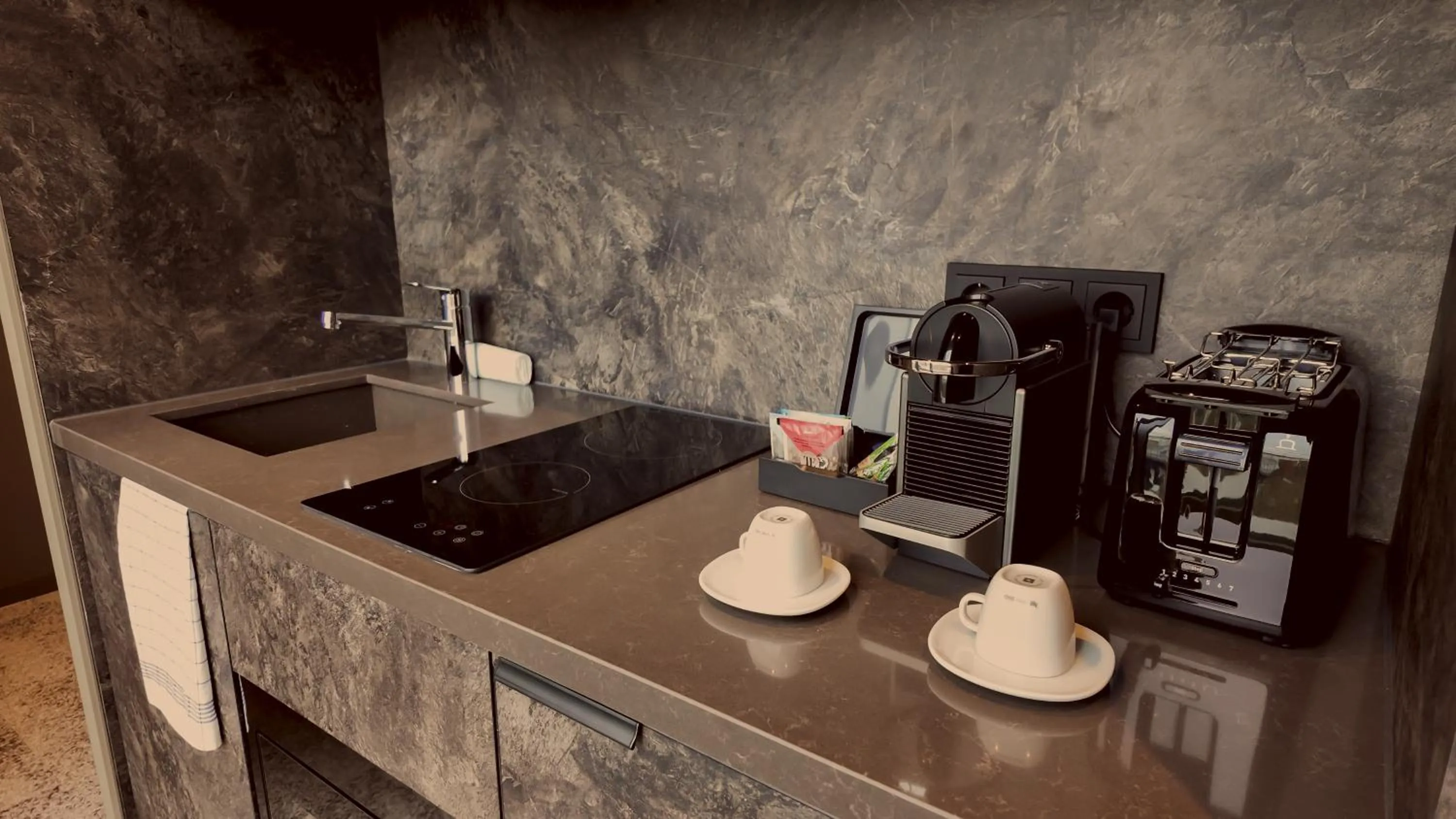 Coffee/tea facilities in Bellman Hotel