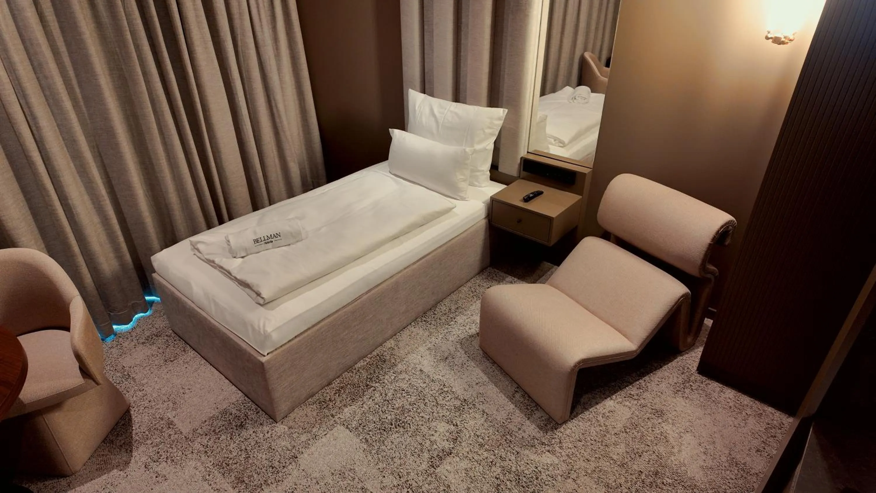 Seating area, Bed in Bellman Hotel