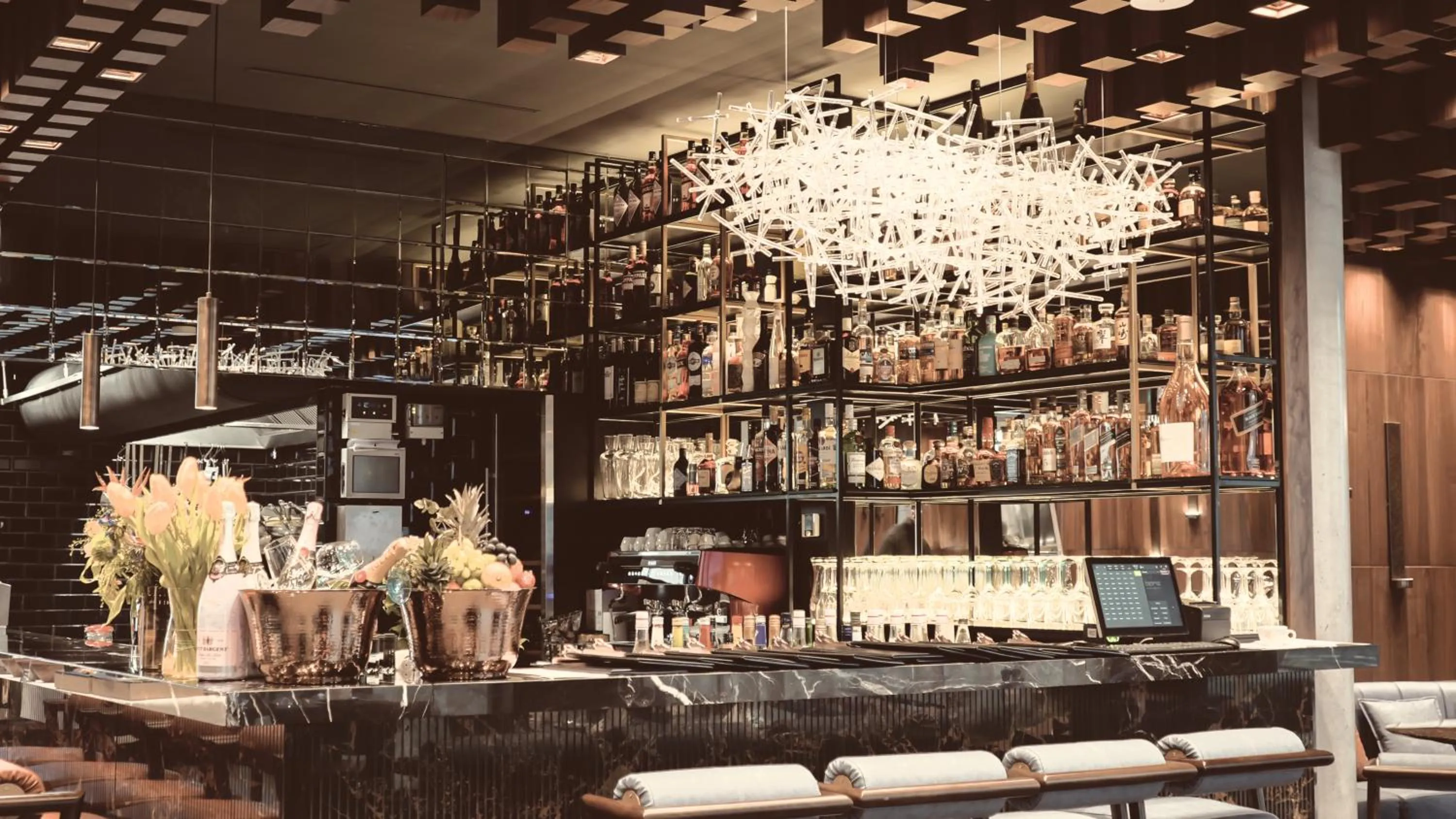 Restaurant/places to eat in Bellman Hotel