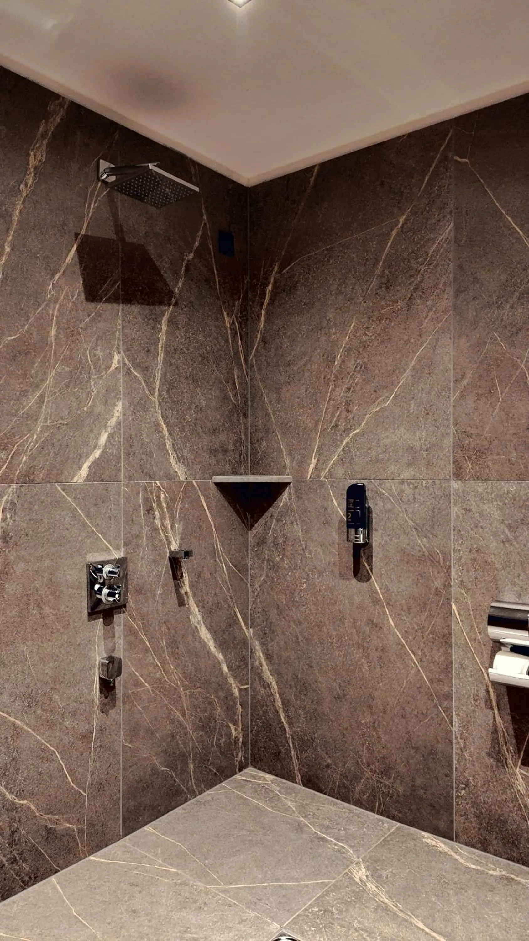 Shower in Bellman Hotel