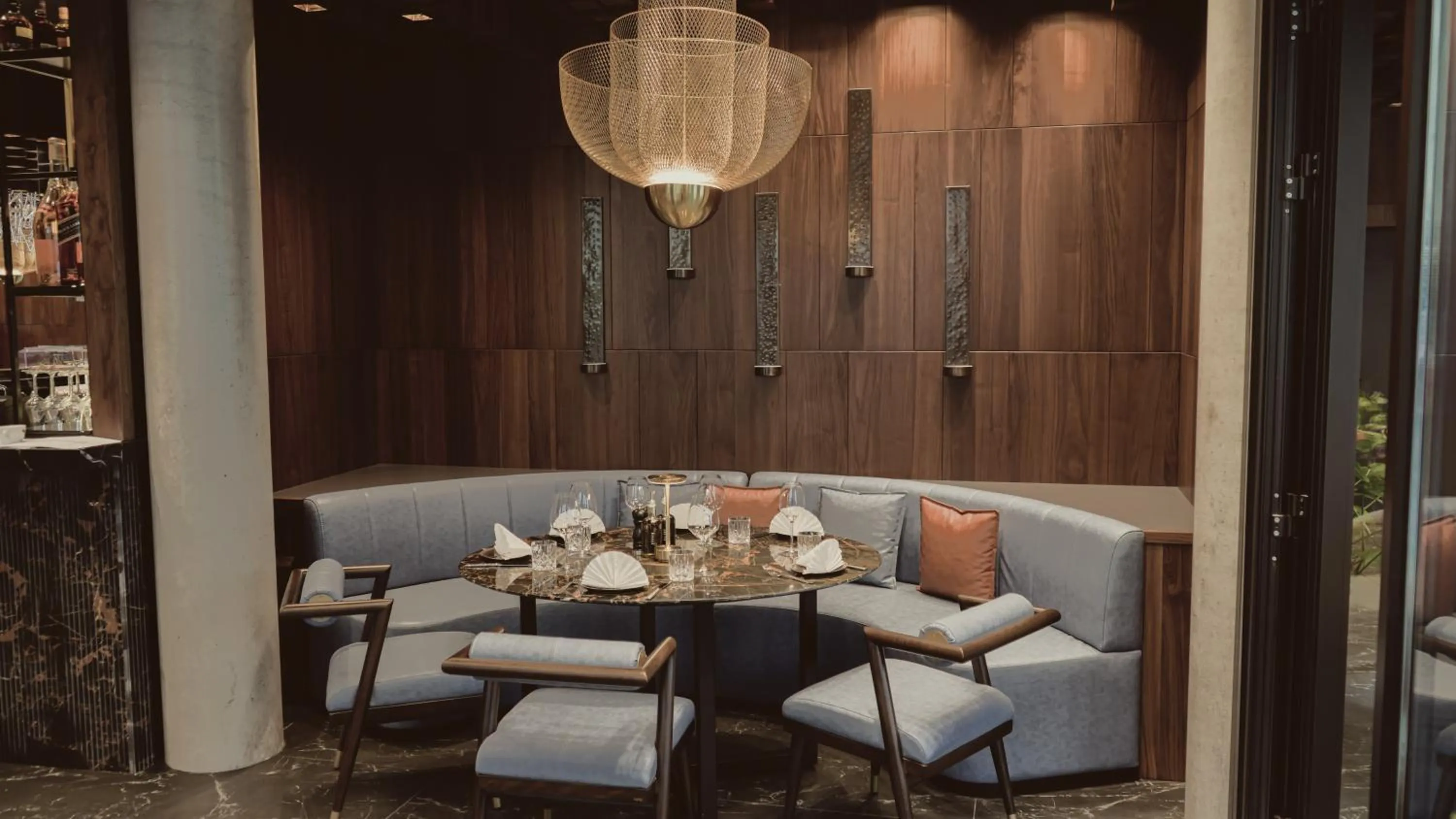 Restaurant/places to eat in Bellman Hotel