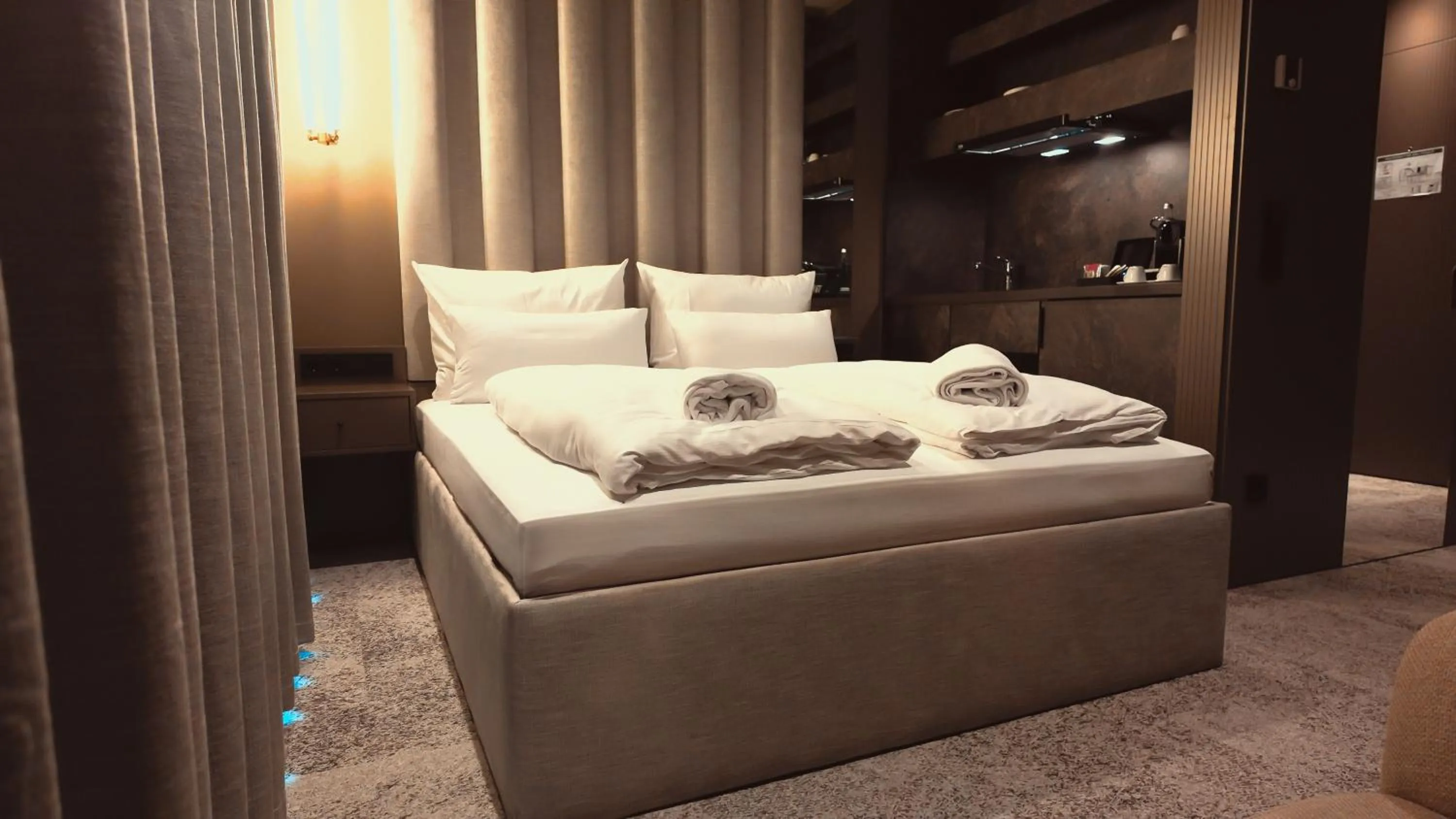 Photo of the whole room, Bed in Bellman Hotel