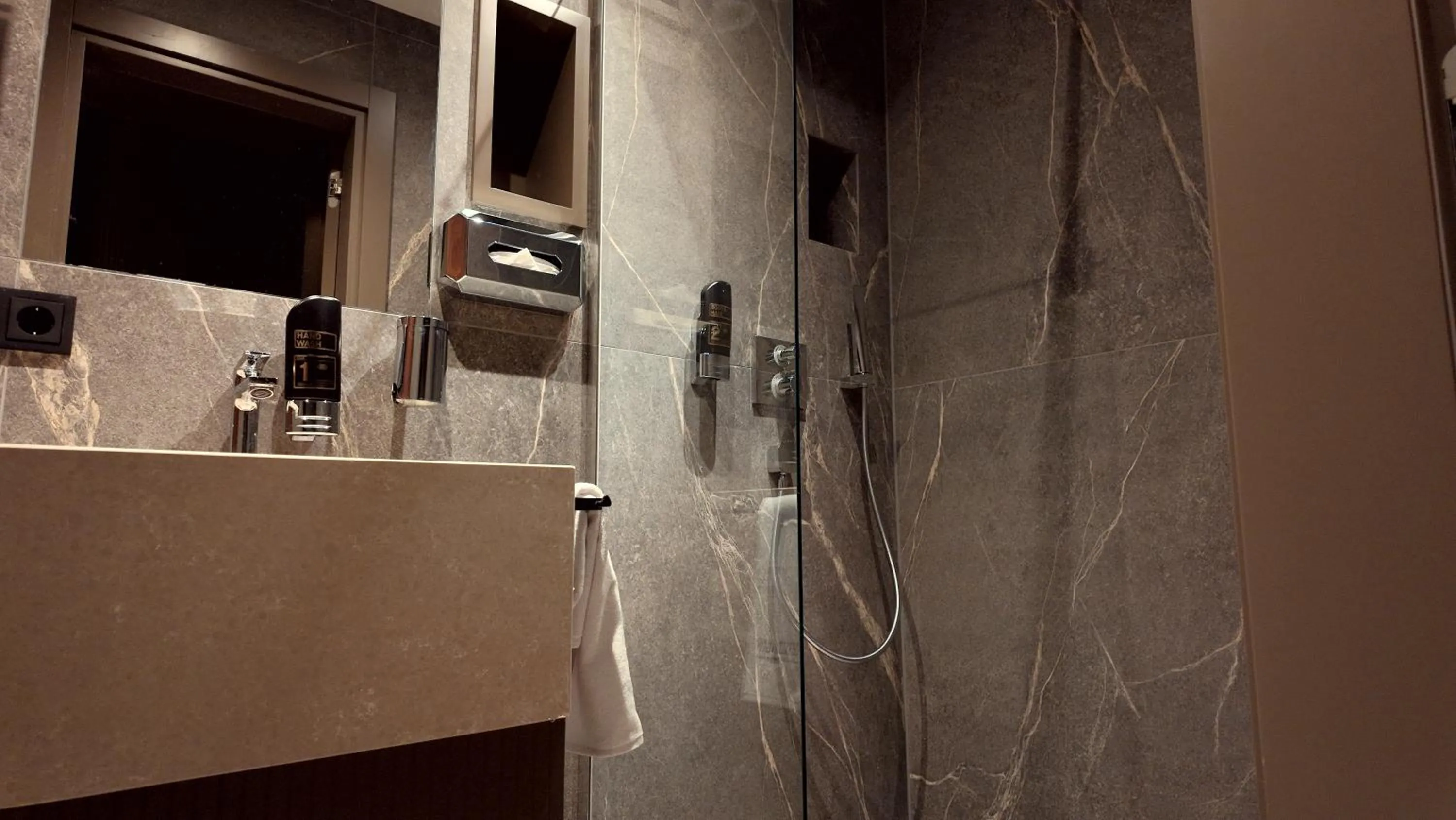 Shower in Bellman Hotel