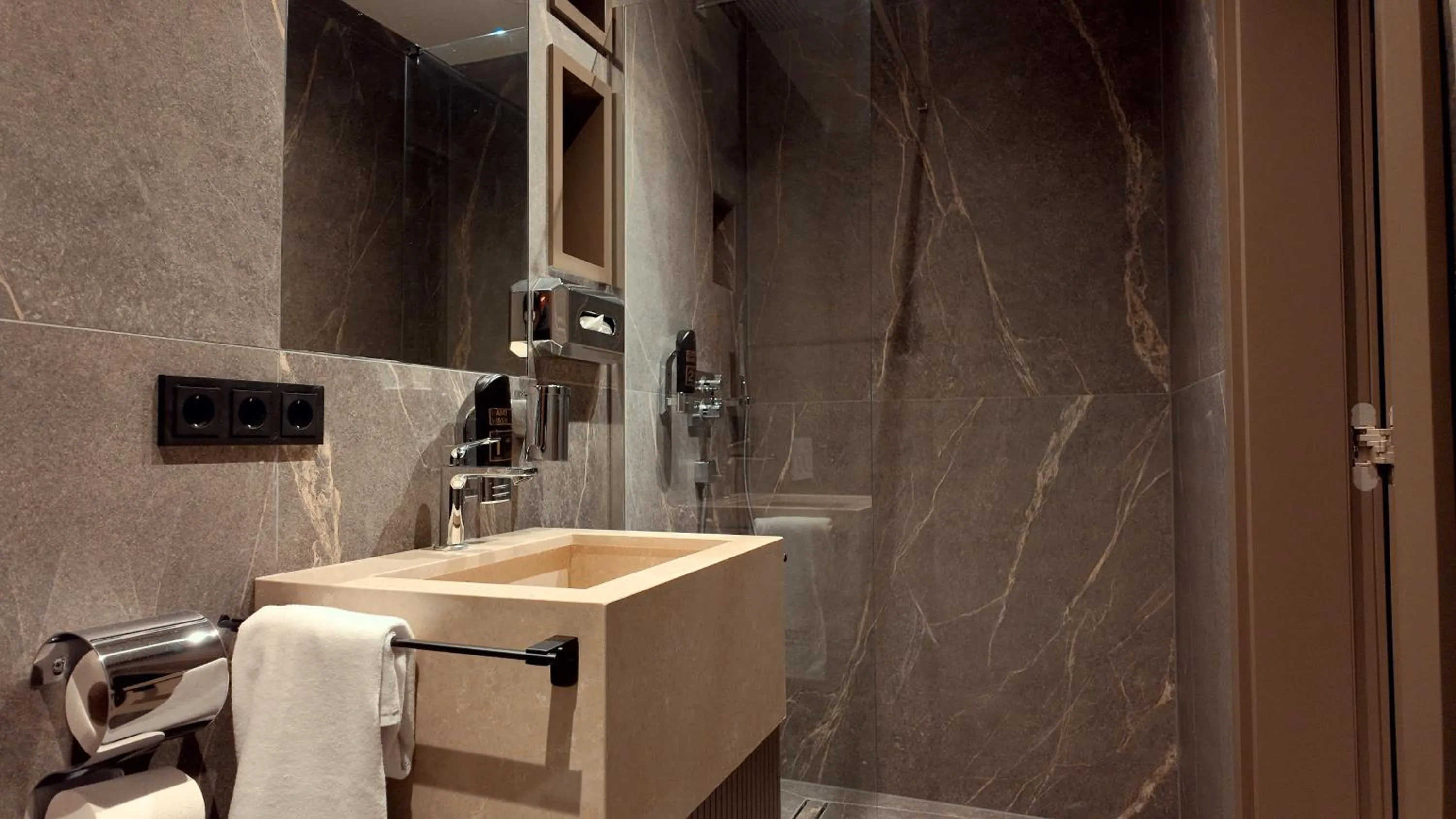 Shower in Bellman Hotel