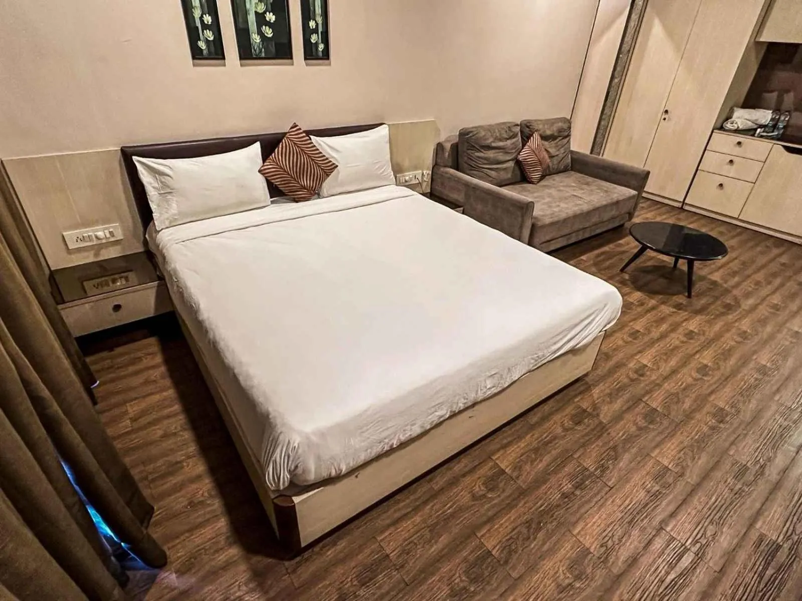 Photo of the whole room, Bed in Ambition studio apartment at weekend address