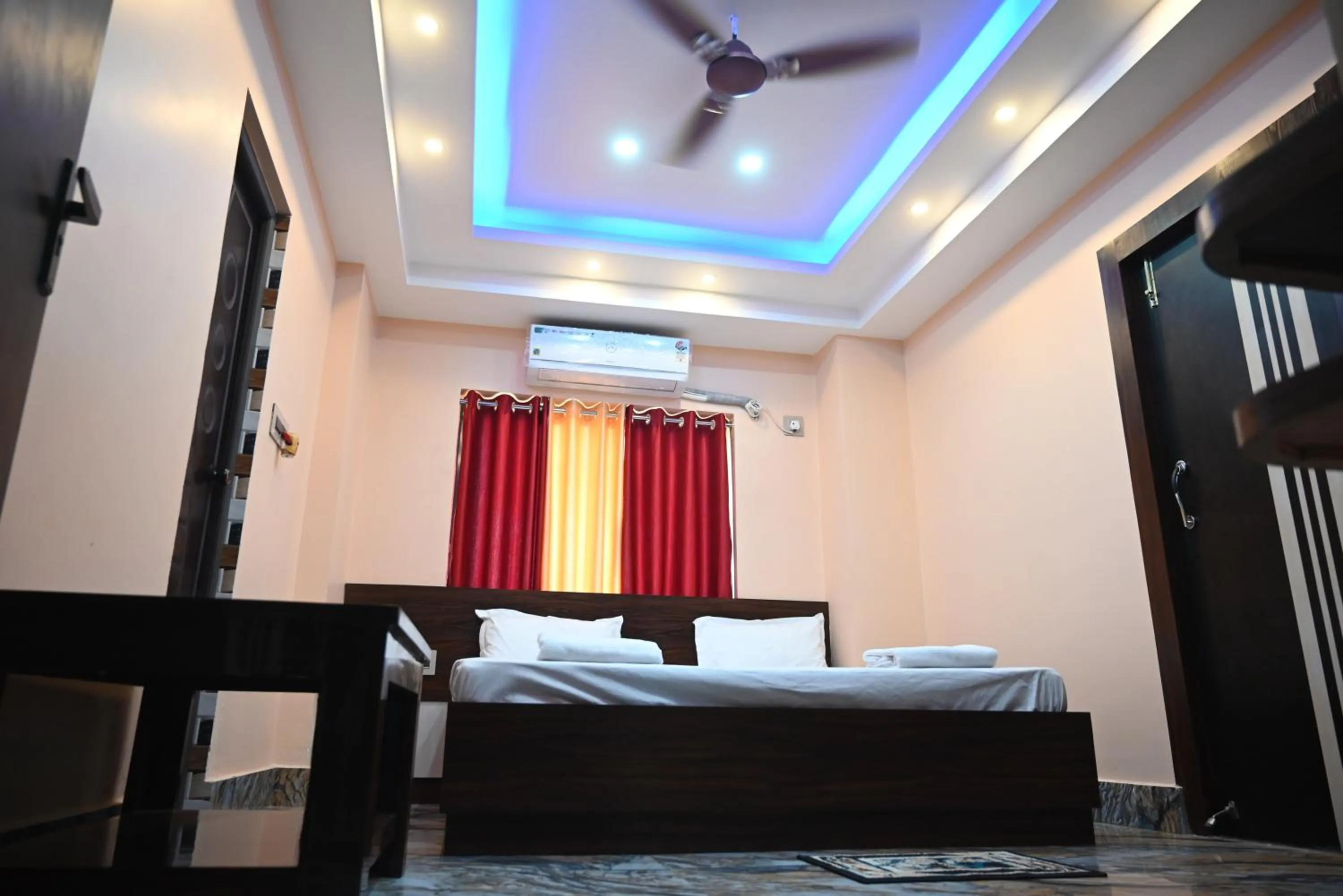 Bedroom, Bed in Hotel Tulusi Inn ! Bolpur, Shantiniketan ! Luxury Feel In Budget
