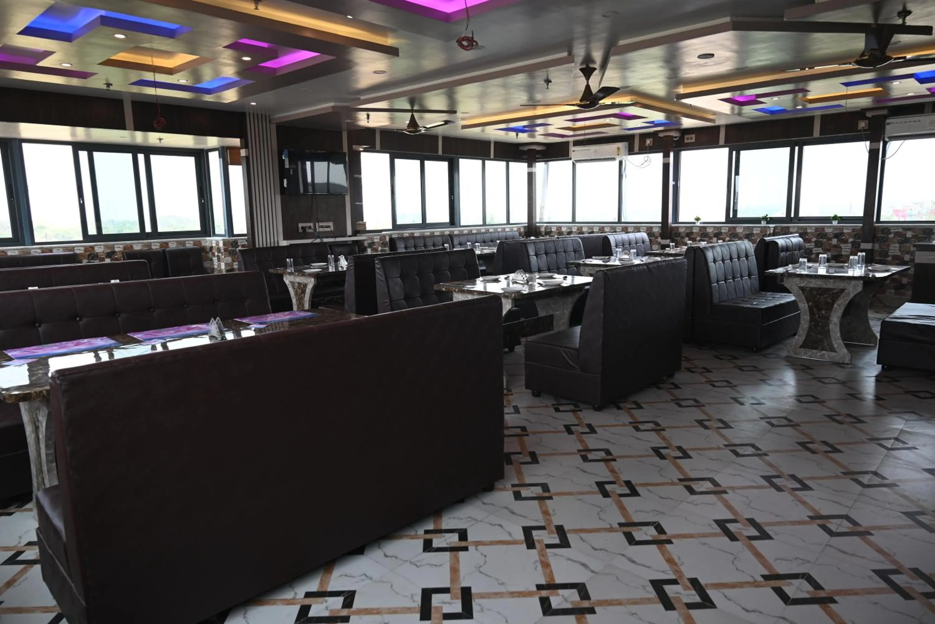 Restaurant/places to eat in Hotel Tulusi Inn ! Bolpur, Shantiniketan ! Luxury Feel In Budget