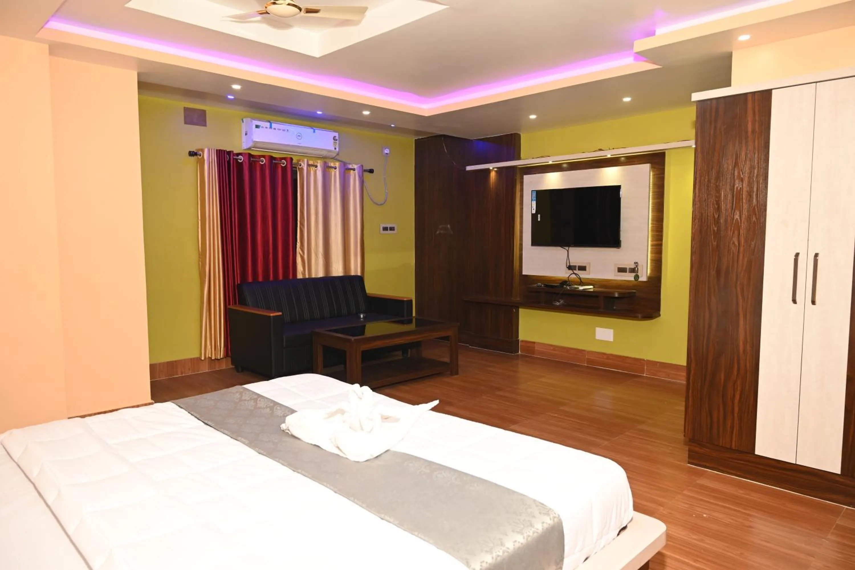 Bedroom, Bed in Hotel Tulusi Inn ! Bolpur, Shantiniketan ! Luxury Feel In Budget