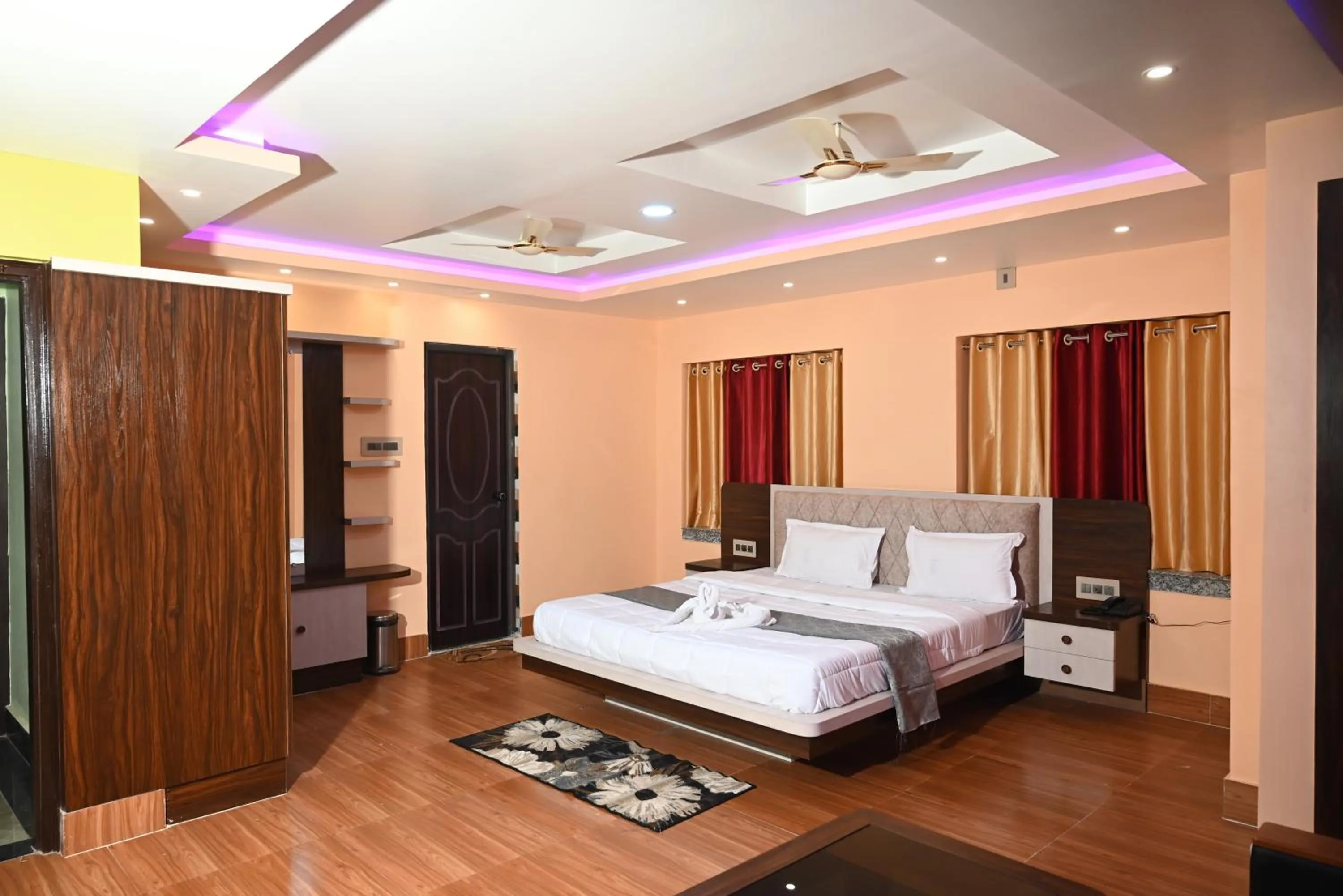 Bed in Hotel Tulusi Inn ! Bolpur, Shantiniketan ! Luxury Feel In Budget