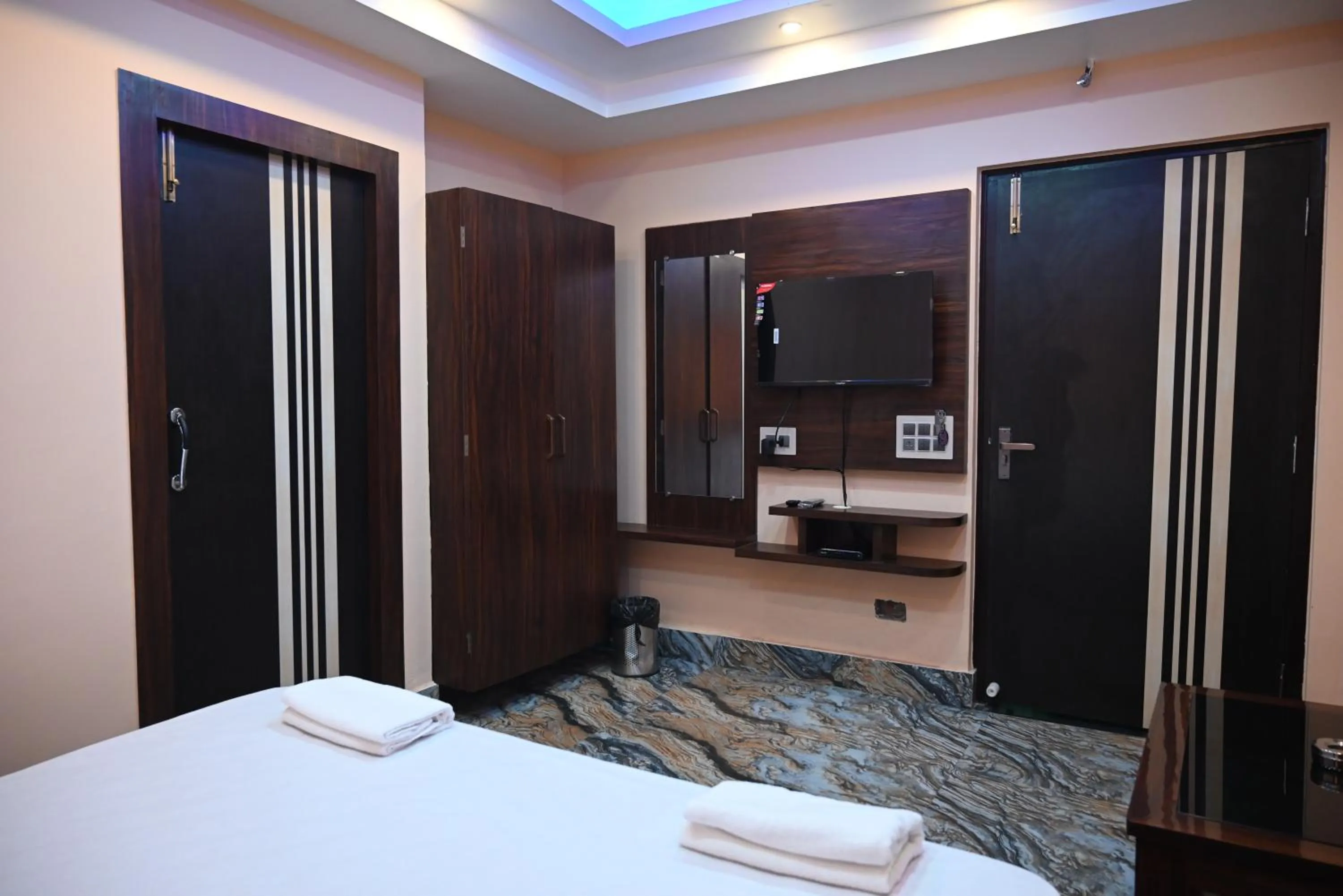 Bedroom, Bed in Hotel Tulusi Inn ! Bolpur, Shantiniketan ! Luxury Feel In Budget