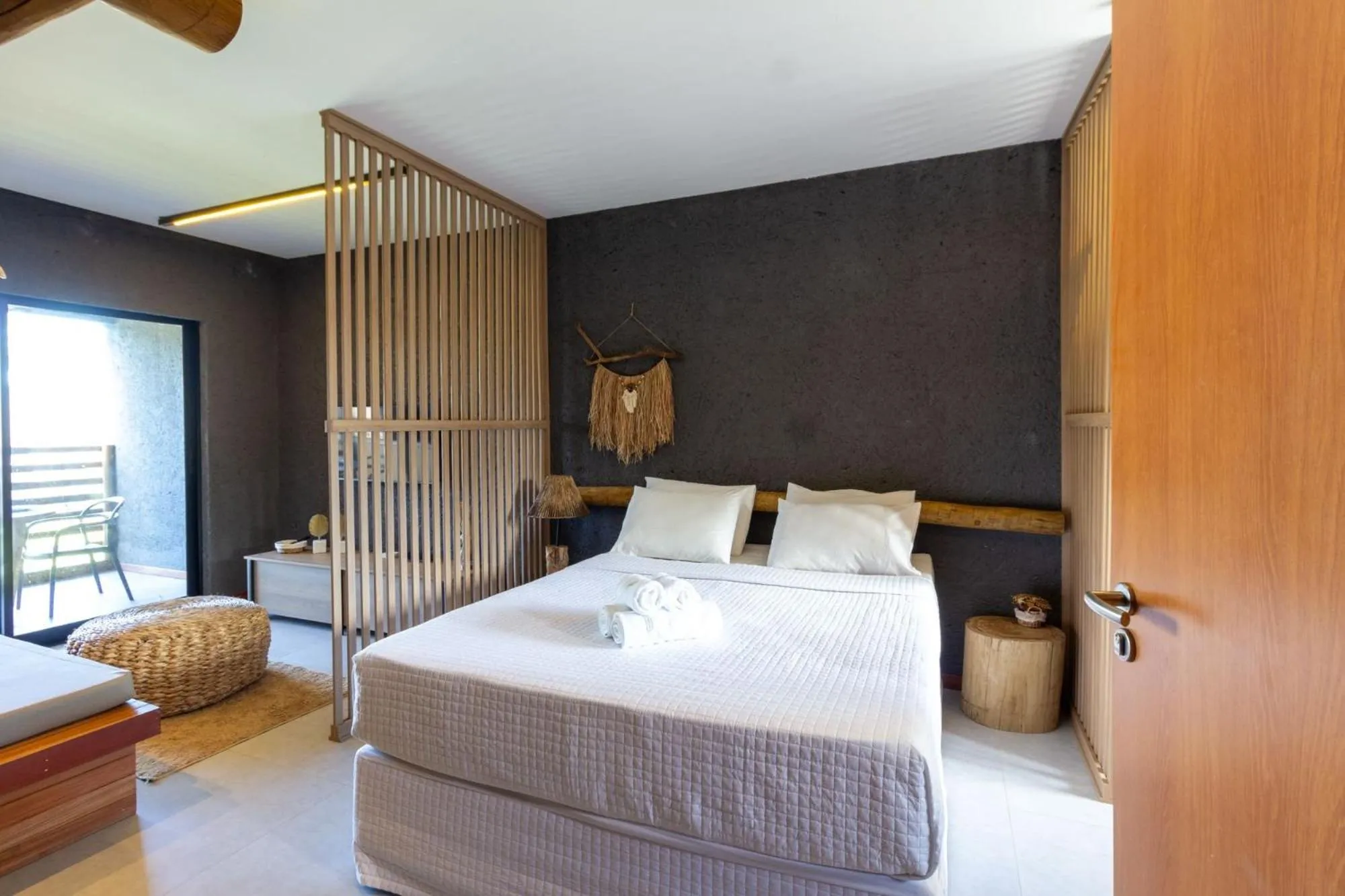 Seating area, Bed in Villas Manatee Milagres por Quarto à Vista