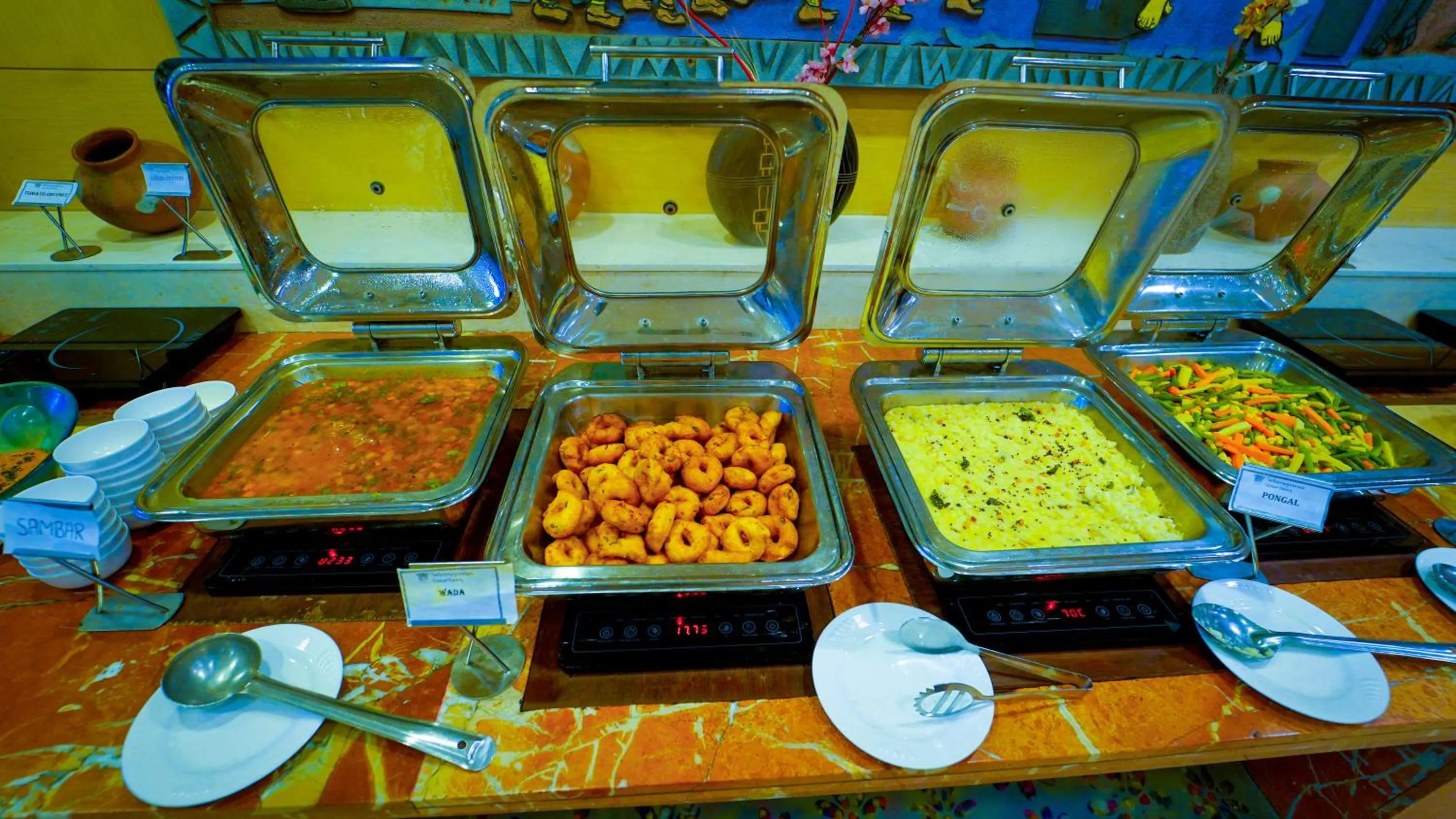 Restaurant/places to eat in Hotel the Plaza