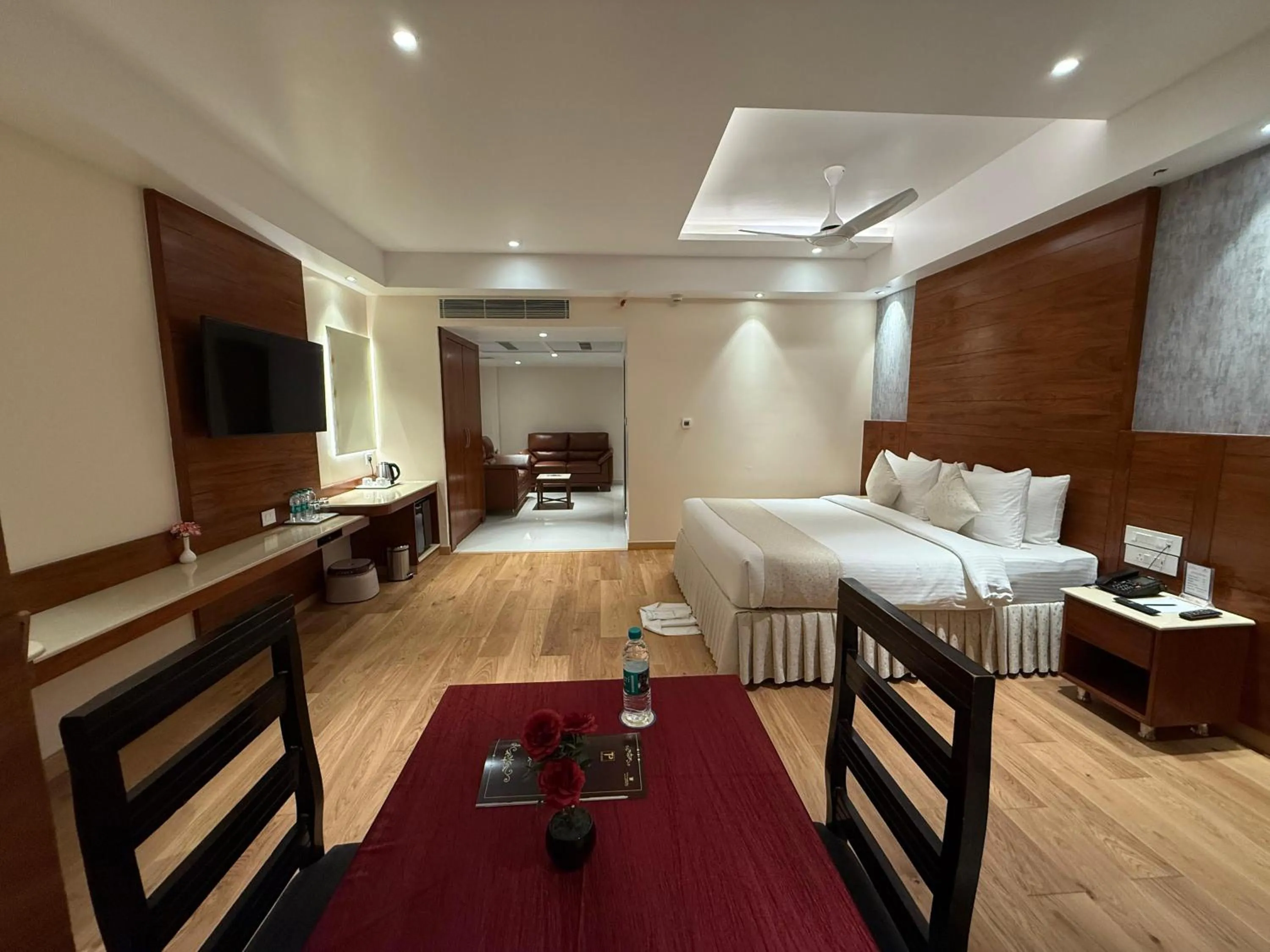 Living room, Bed in Hotel the Plaza