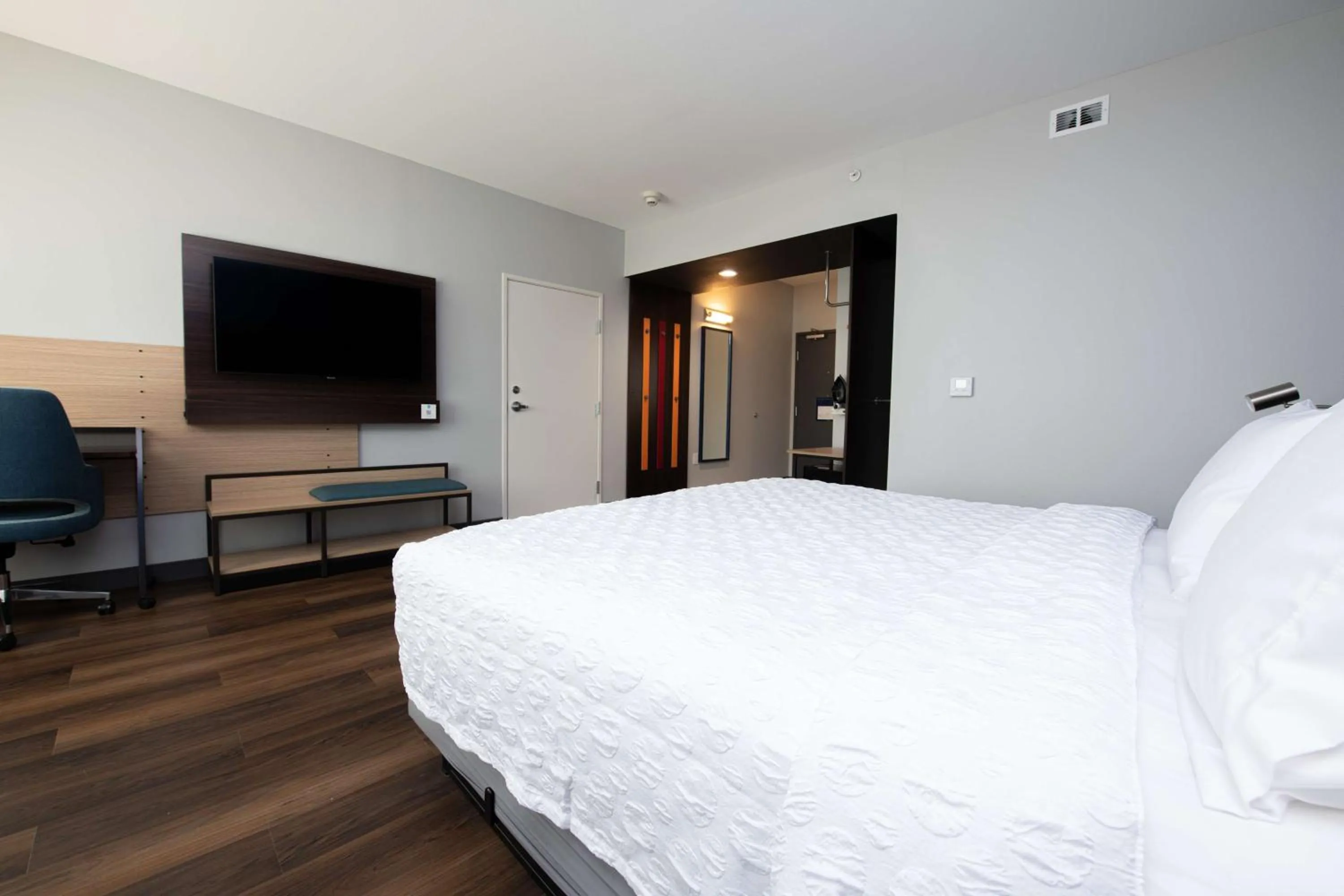 Bedroom, Bed in Tru By Hilton Lewisville Vista Ridge Mall