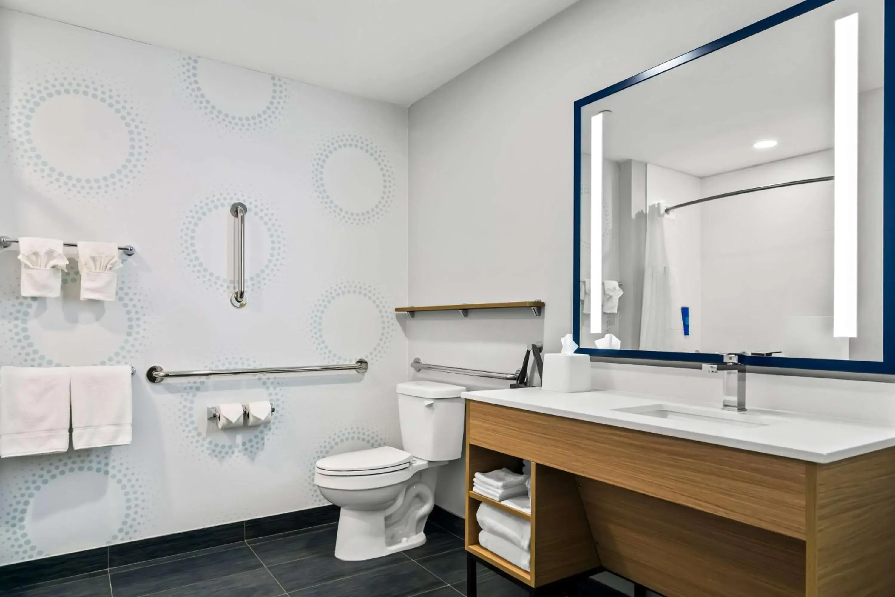 Queen Room with Two Queen Beds - Mobility Access in Tru By Hilton Rogers Bentonville Queen Room with Two Queen Beds - Mobility Access in Tru By Hilton Rogers Bentonville