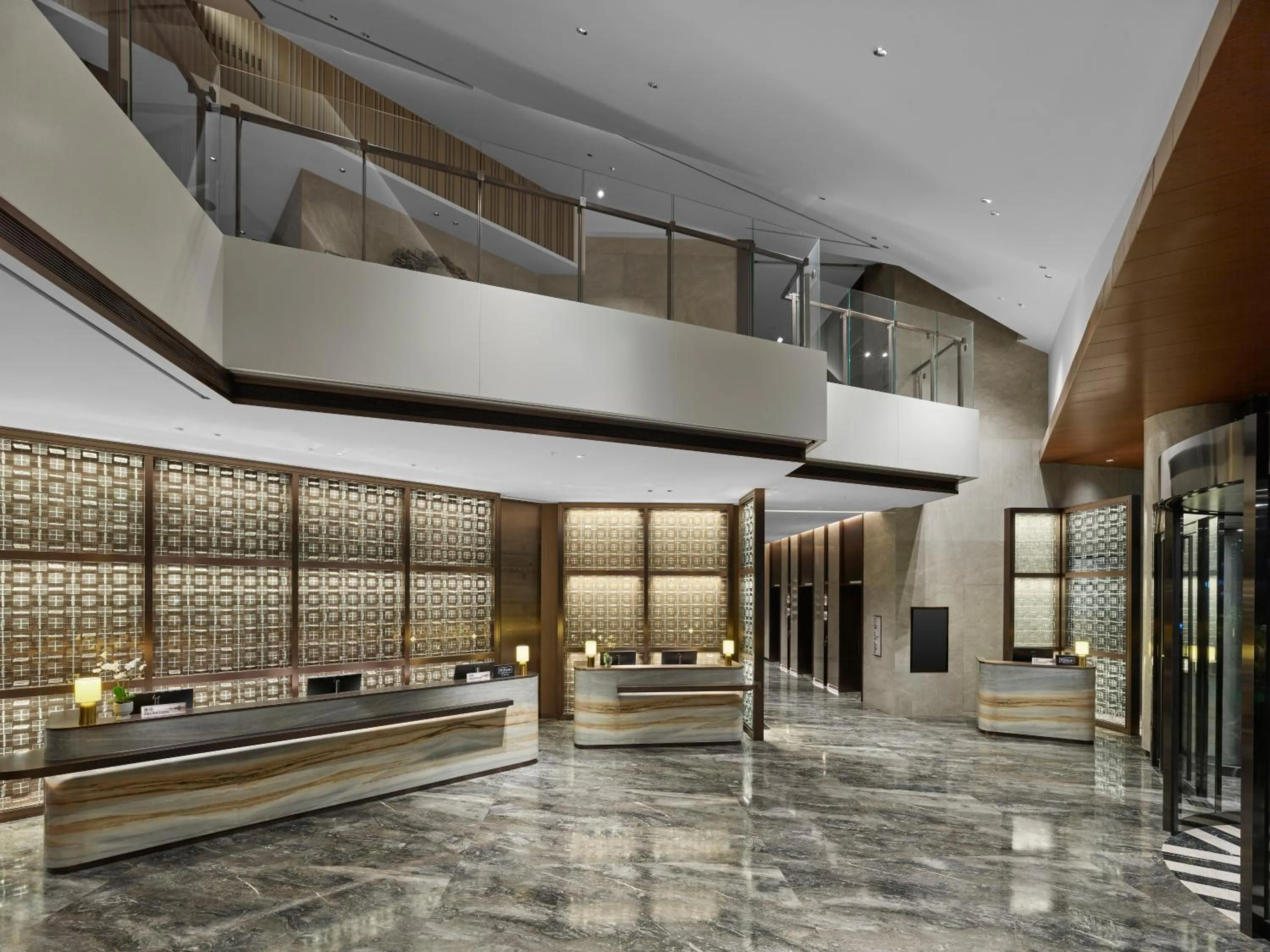 Lobby or reception in Doubletree By Hilton Yantai Golden Coast Hotel & Suites