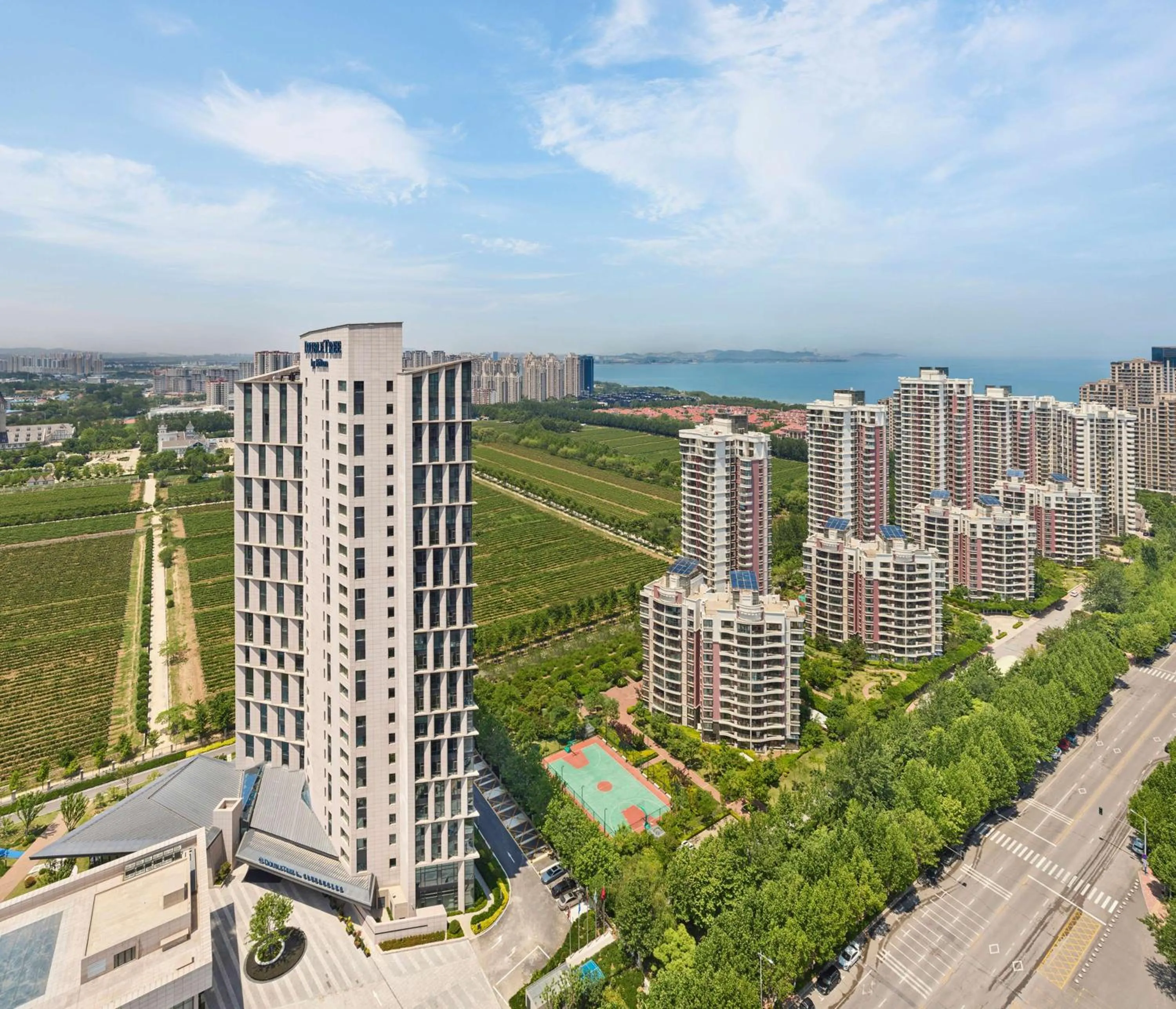 Property building in Doubletree By Hilton Yantai Golden Coast Hotel & Suites