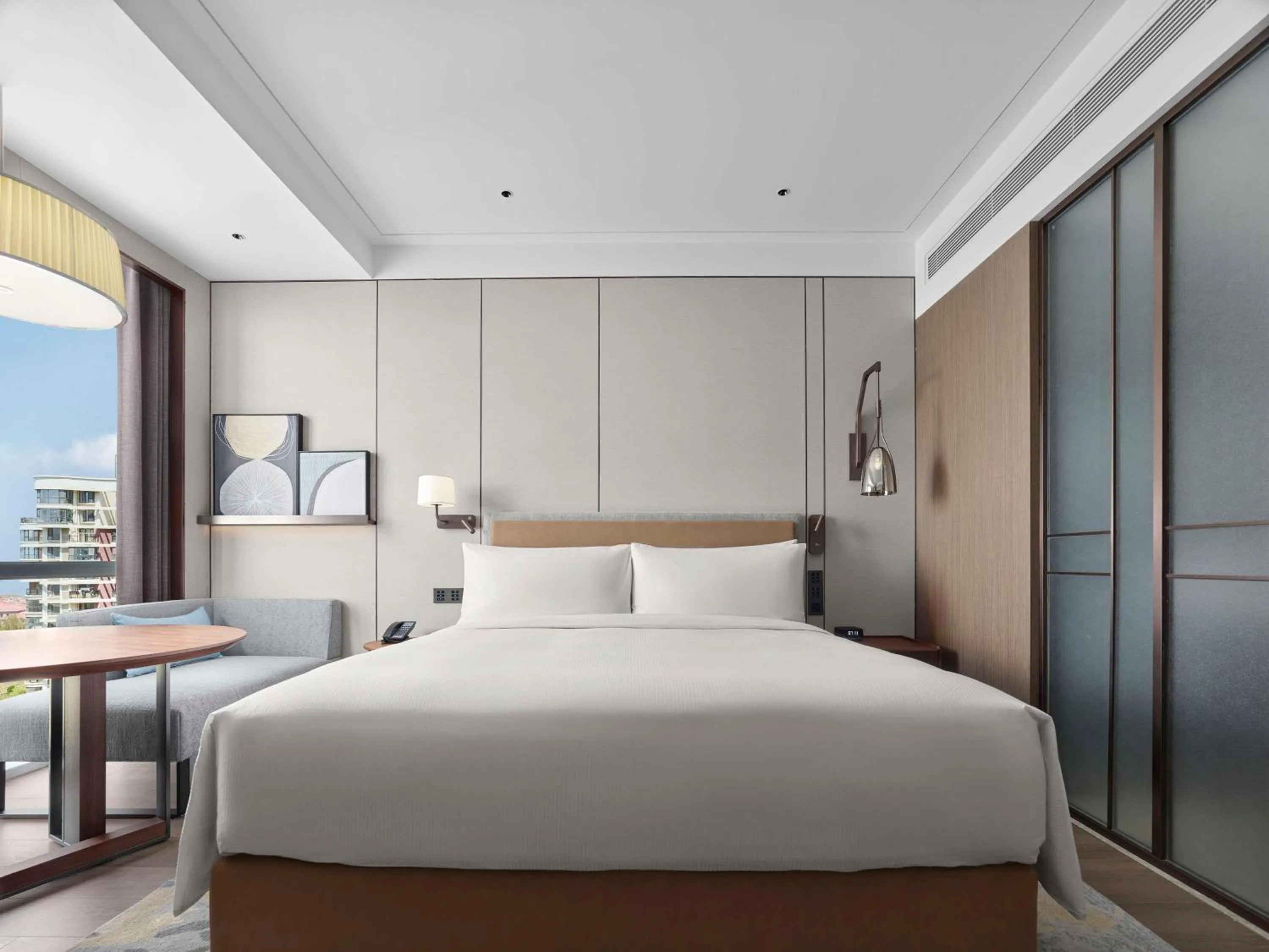 Bed in Doubletree By Hilton Yantai Golden Coast Hotel & Suites