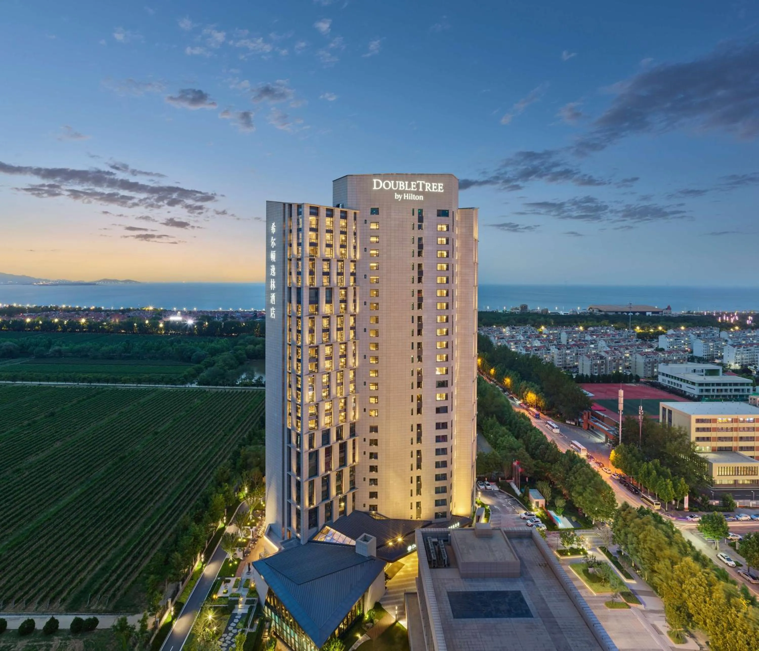 Property building in Doubletree By Hilton Yantai Golden Coast Hotel & Suites