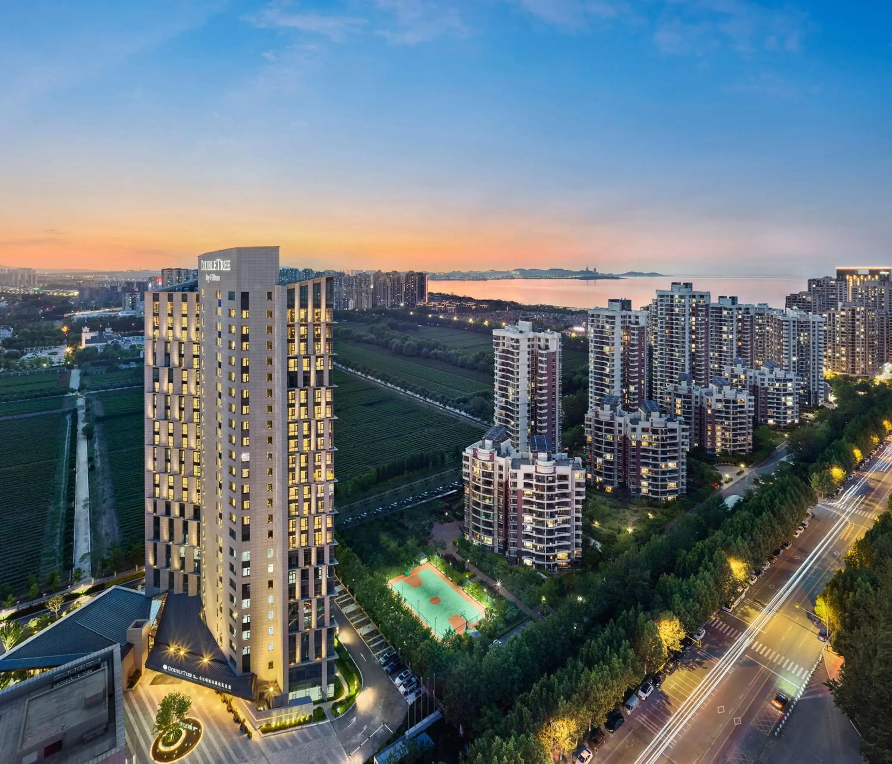 Property building in DoubleTree by Hilton Yantai Golden Coast Hotel & Suites Property building in DoubleTree by Hilton Yantai Golden Coast Hotel & Suites
