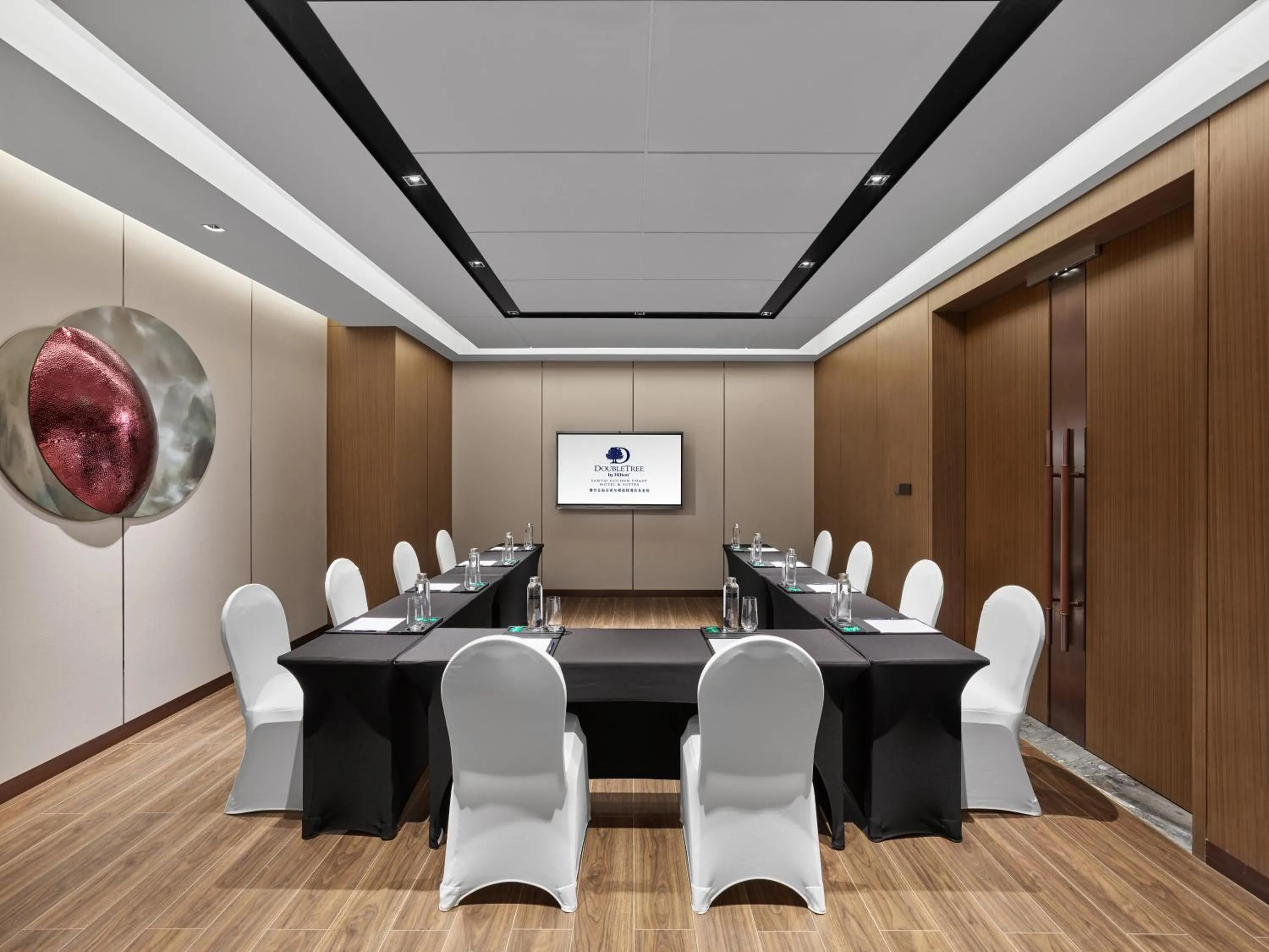 Meeting/conference room in Doubletree By Hilton Yantai Golden Coast Hotel & Suites