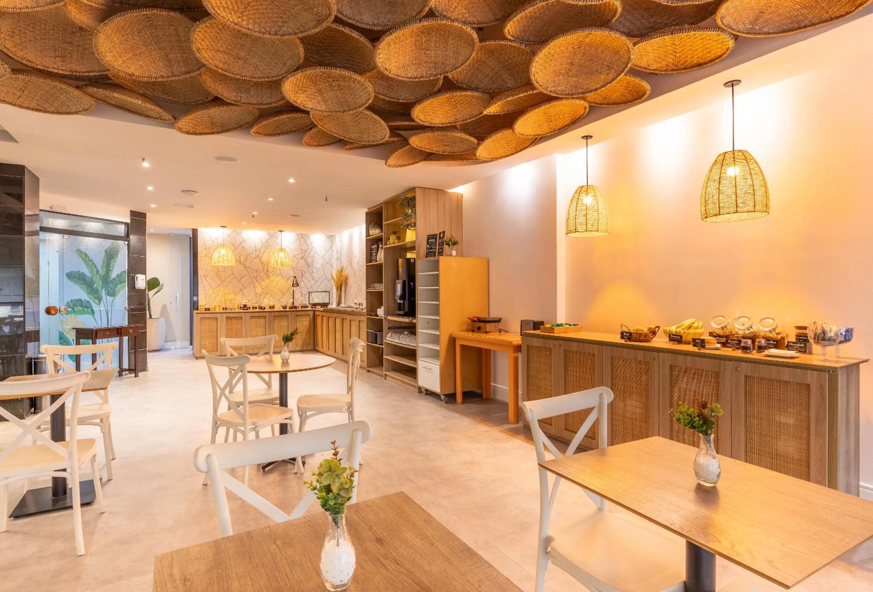 Restaurant/places to eat in B&B HOTEL Rio Copacabana Posto 5