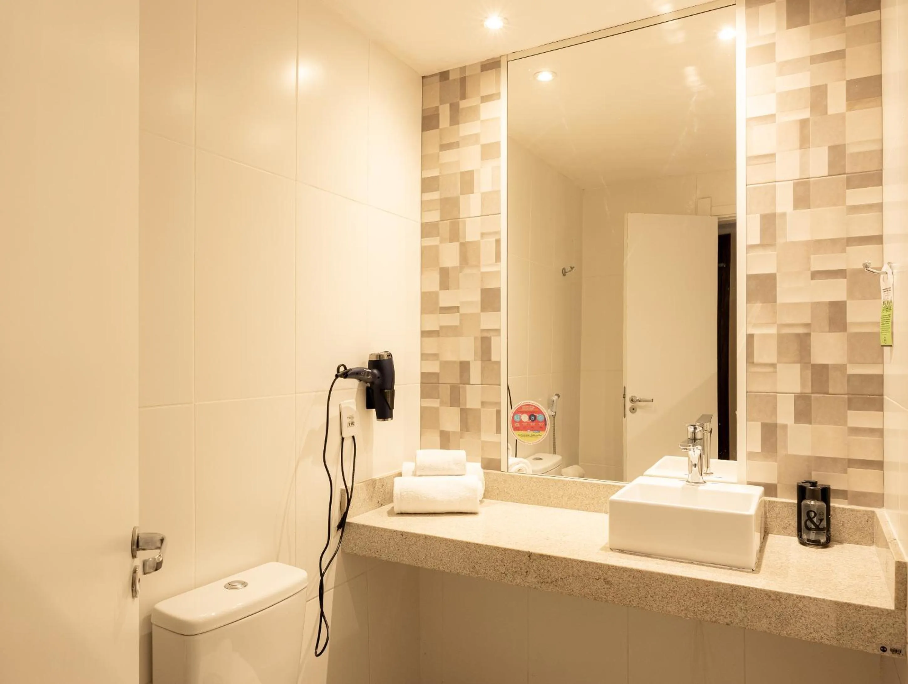 Bathroom in B&B HOTEL Rio Copacabana Posto 5