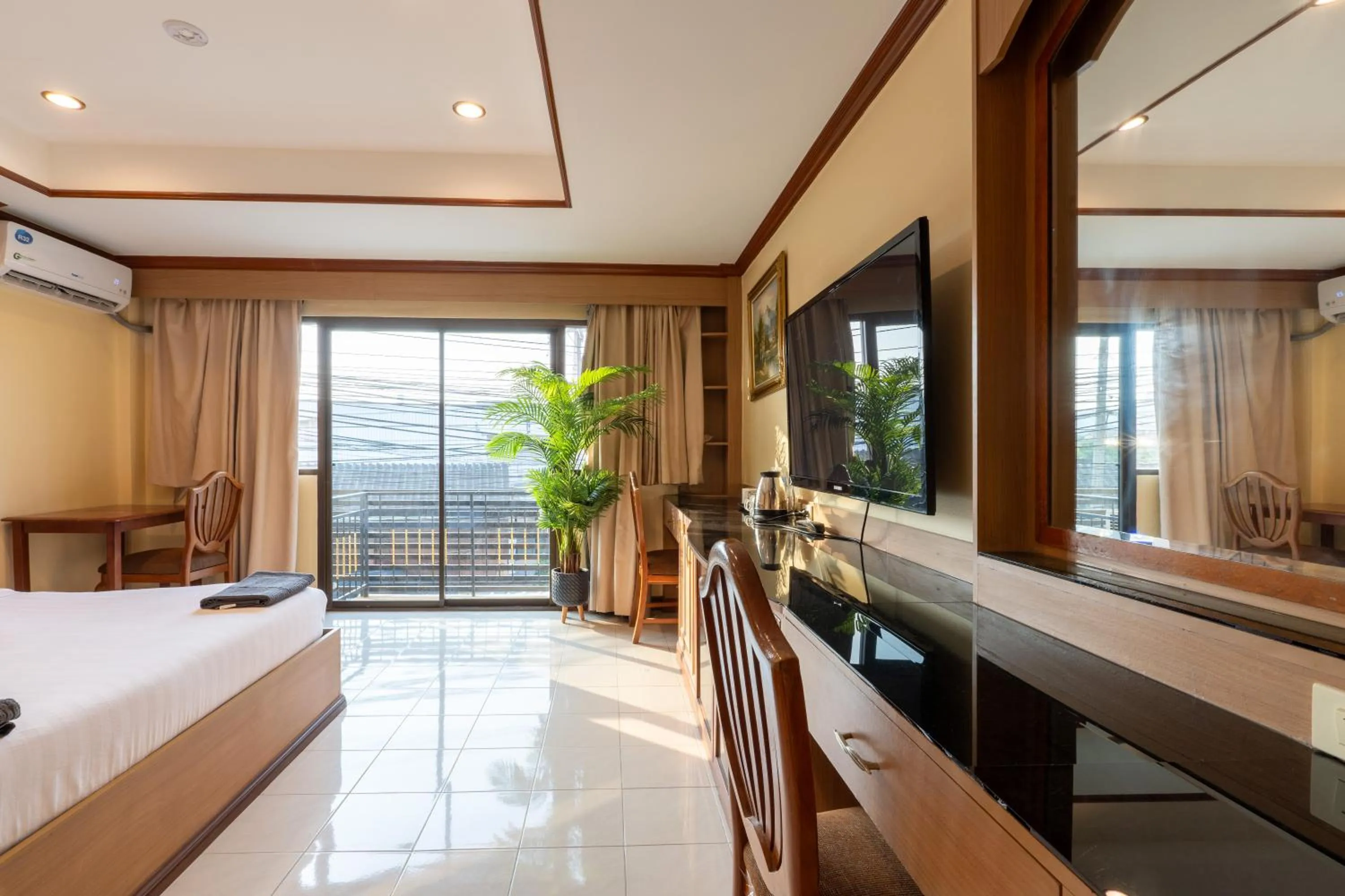 Bed in La Casa South Pattaya Hotel