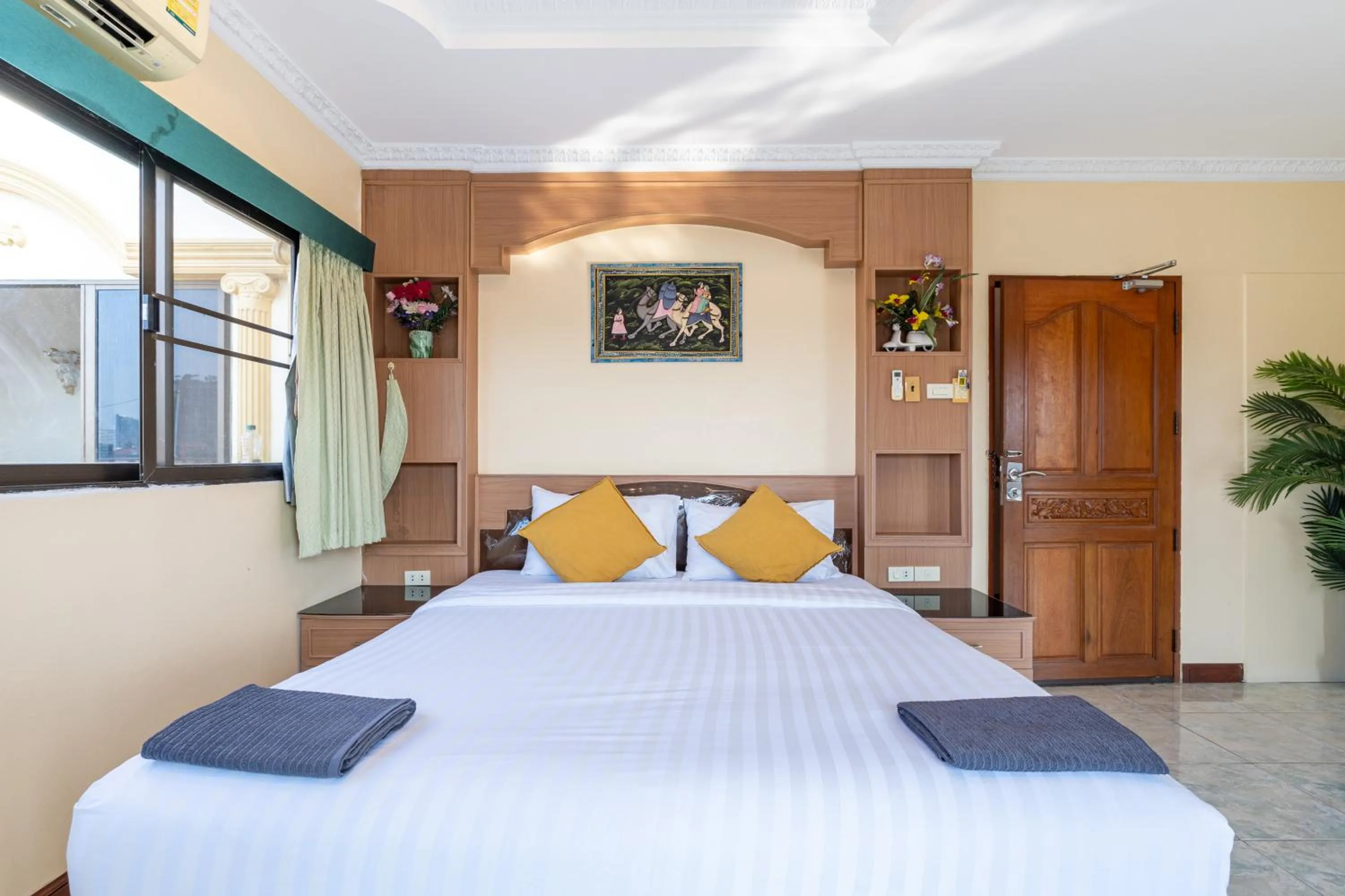 Bed in La Casa South Pattaya Hotel