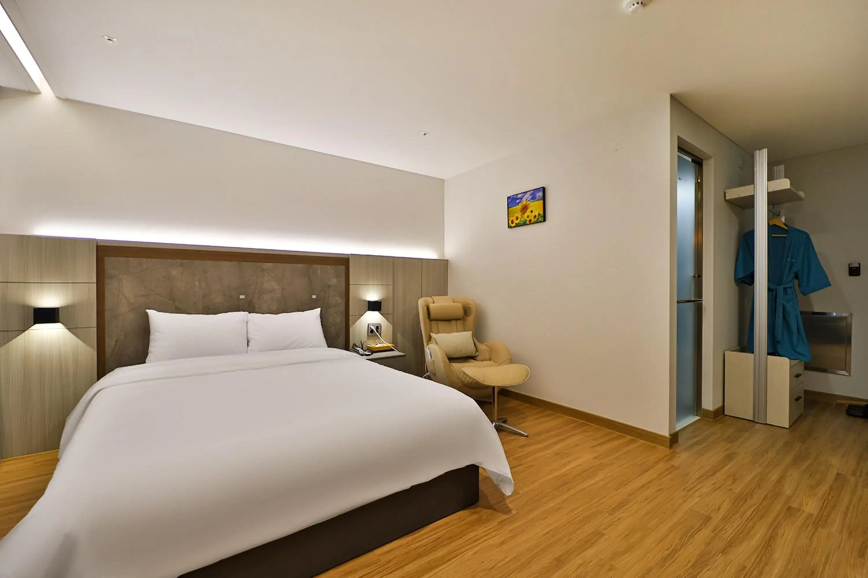 Bedroom, Bed in Gimhae City Hotel