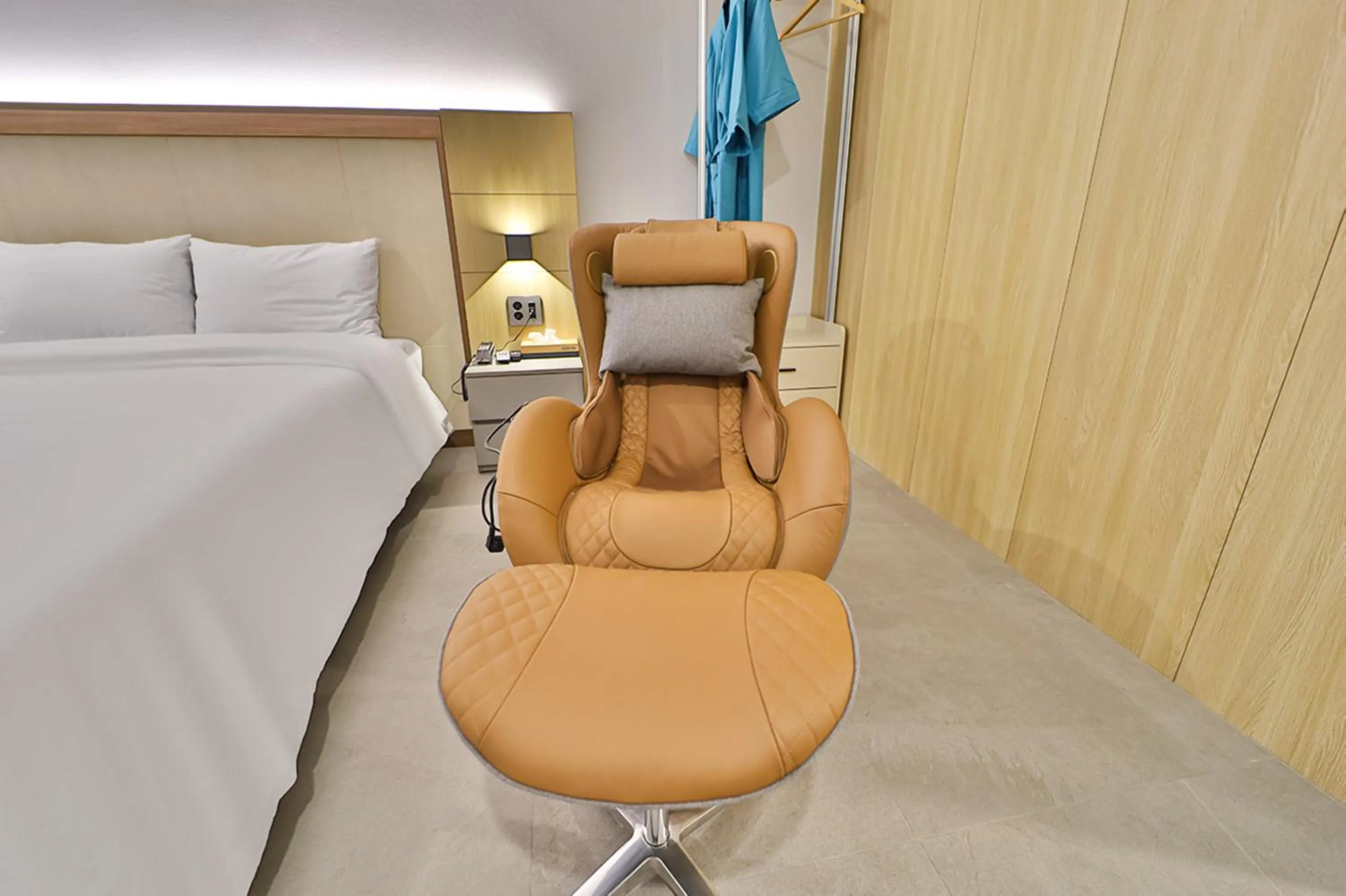 Seating area, Bed in Gimhae City Hotel