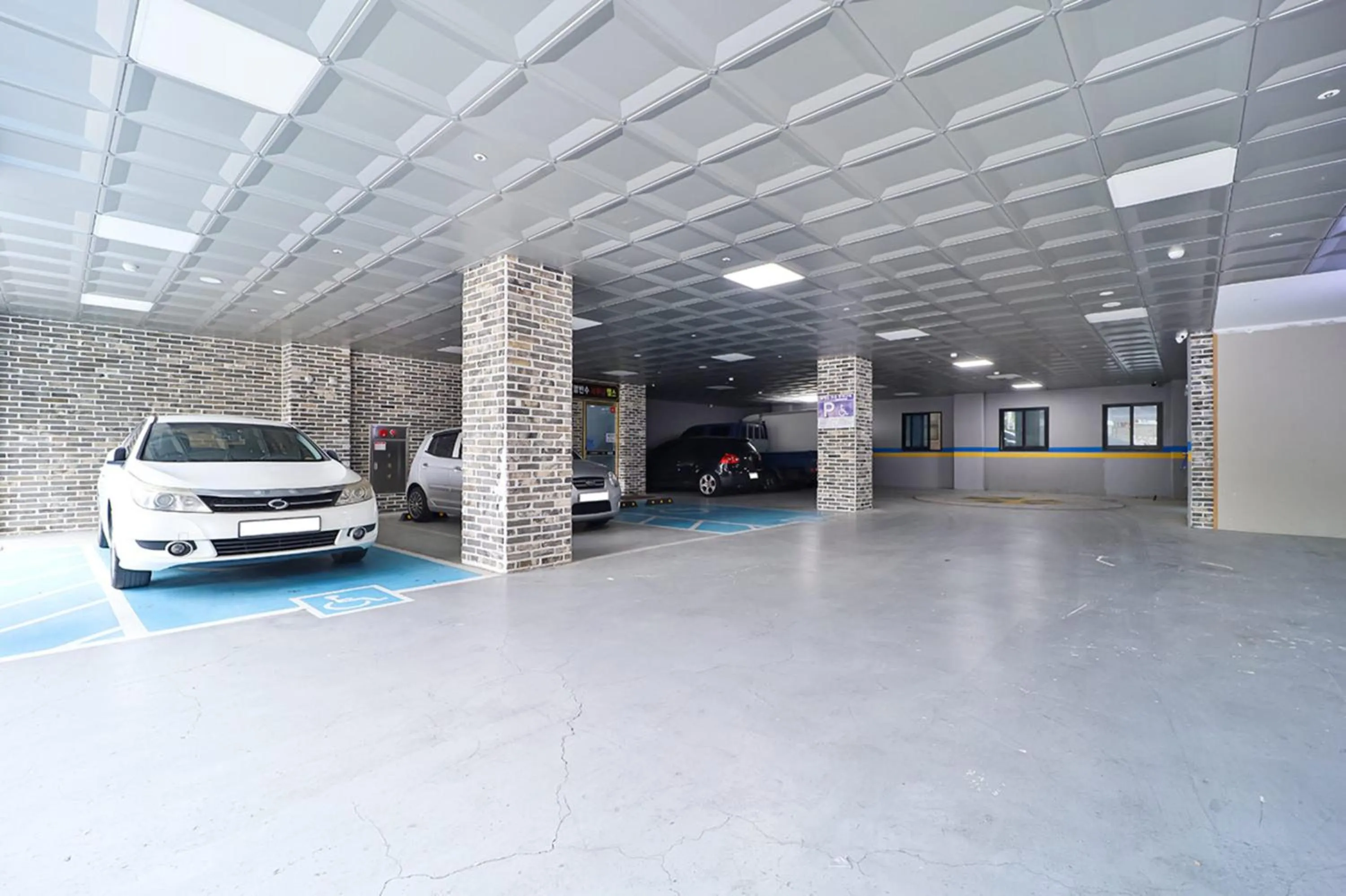 Parking in Gimhae City Hotel