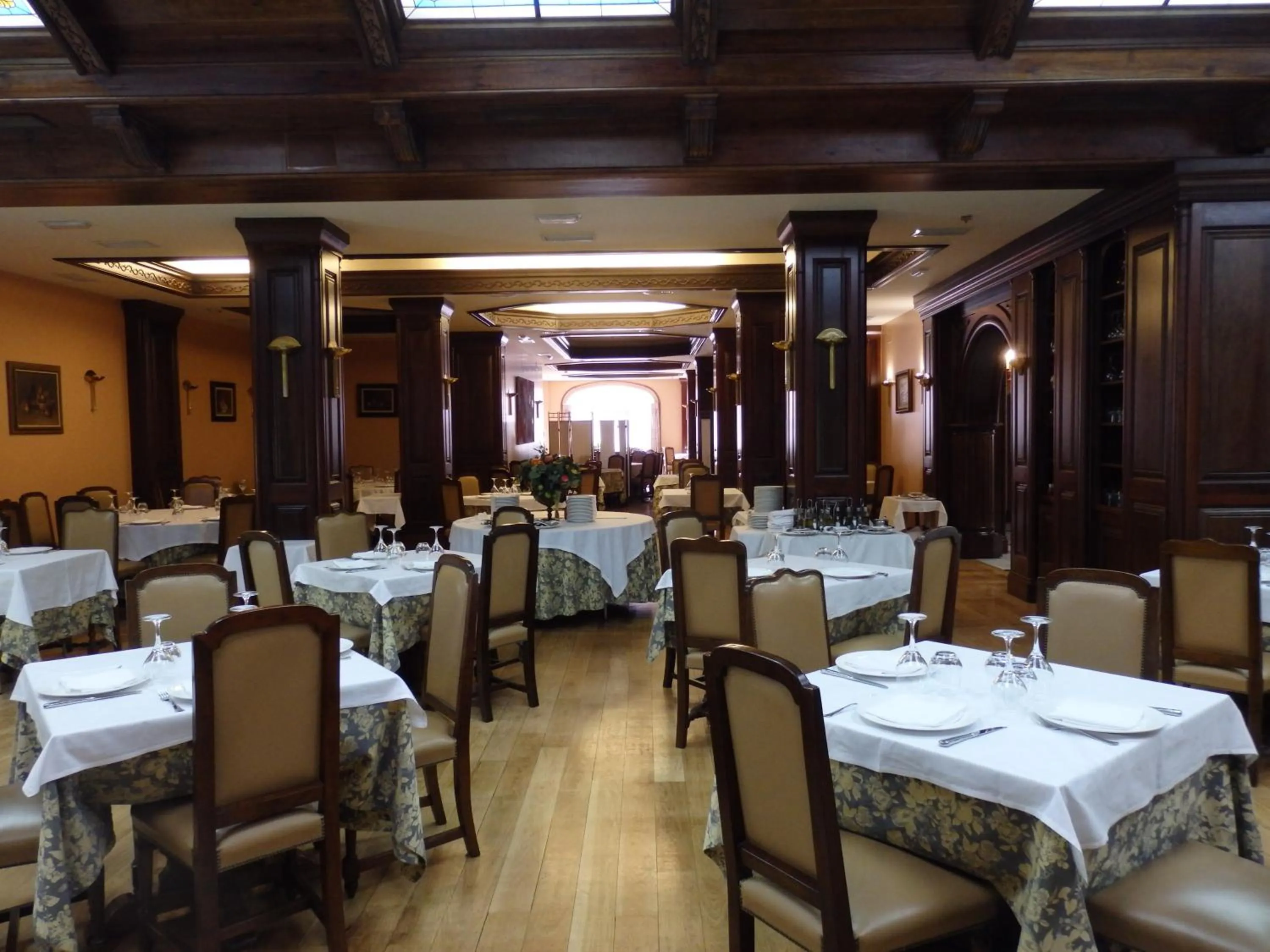 Restaurant/places to eat in Hotel Aranda