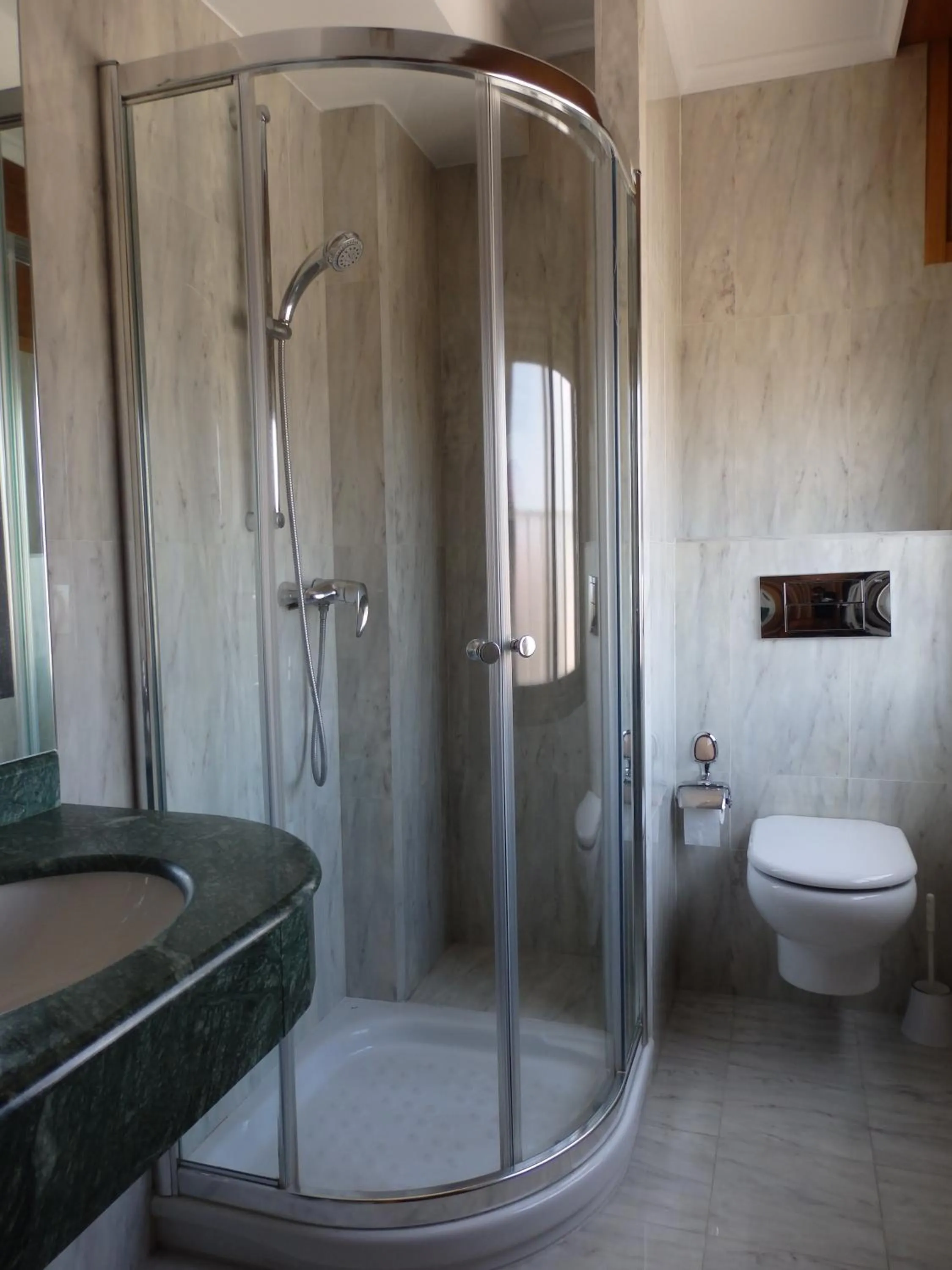 Bathroom in Hotel Aranda