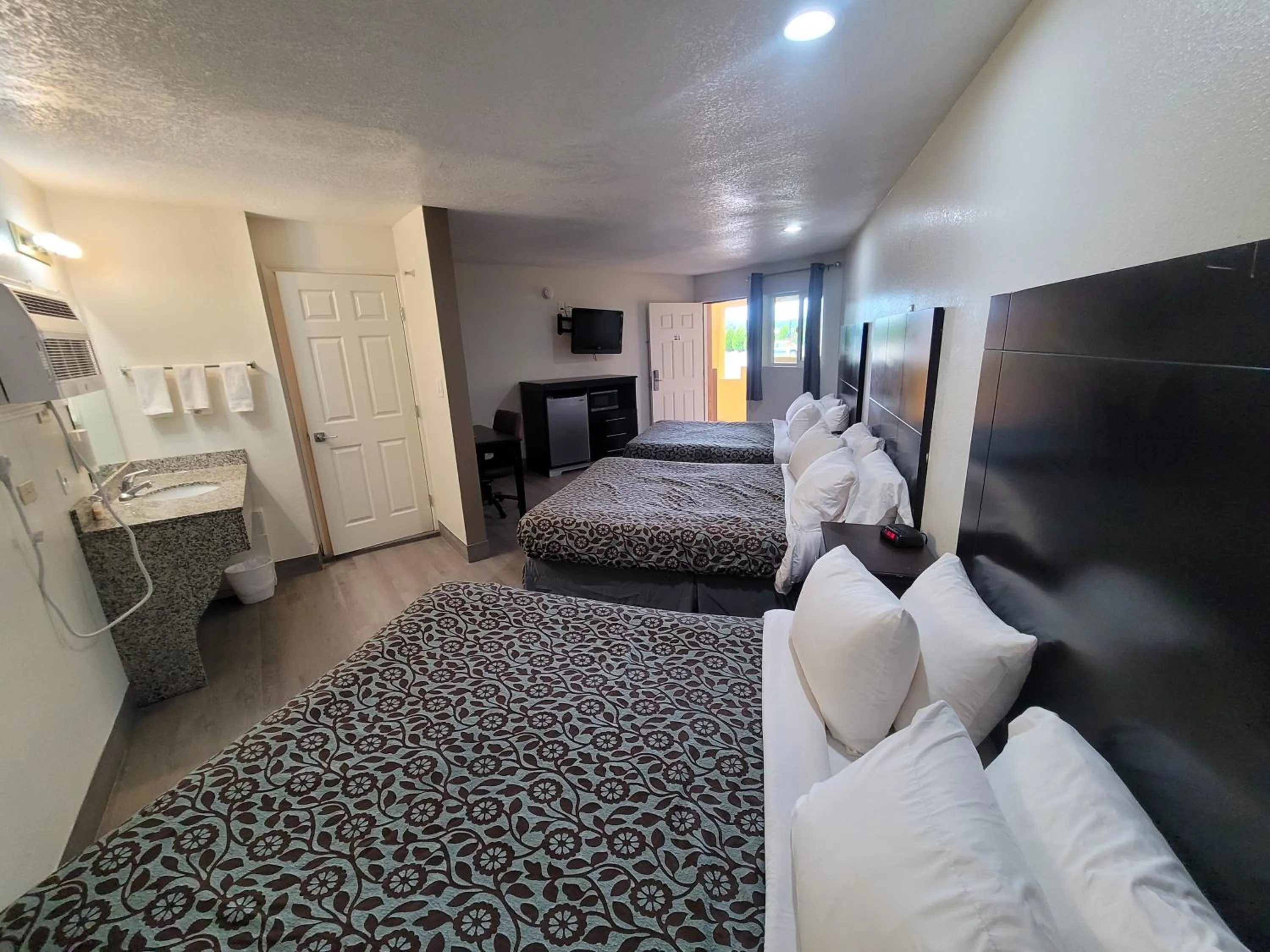 Bed in Econo Lodge Las Vegas